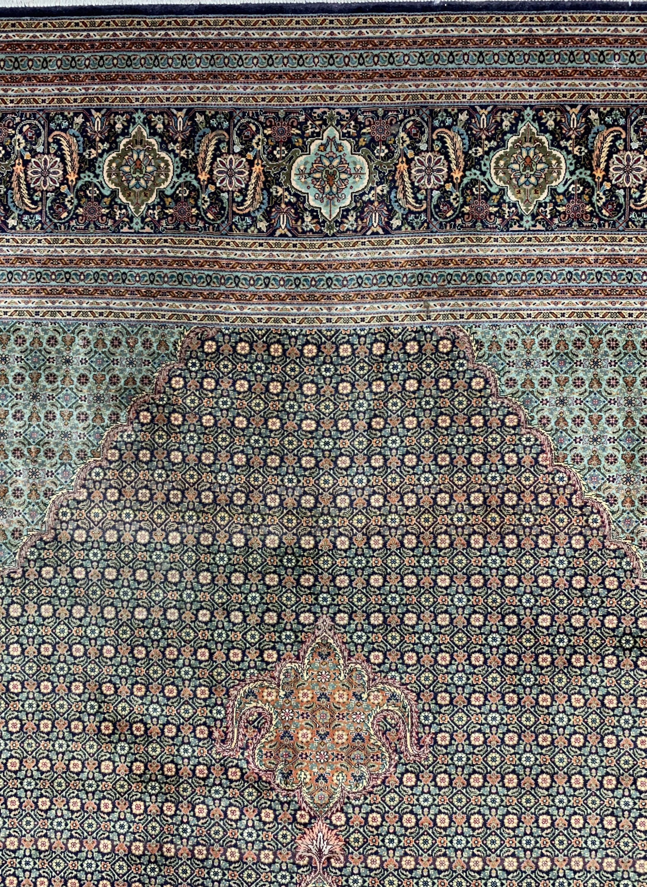Detail c: Täbriz fein(50 Raj), Persien, Ende 20.Jhd, Korkwolle mit Seide, ca. 395 x 295 cm, ca. 500.000 Kn/qm, EHZ: 2(verschmutzt)