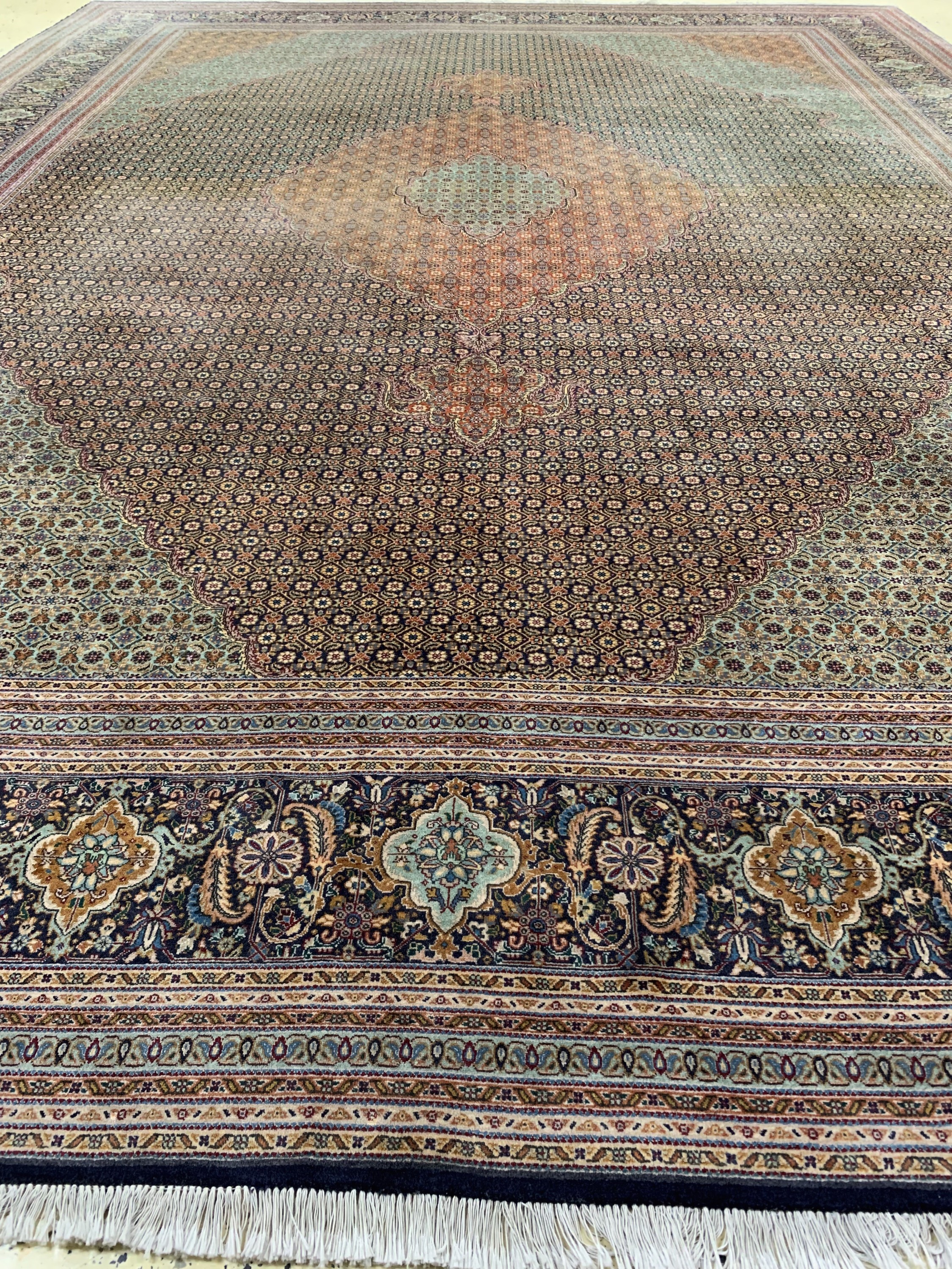 Detail e: Täbriz fein(50 Raj), Persien, Ende 20.Jhd, Korkwolle mit Seide, ca. 395 x 295 cm, ca. 500.000 Kn/qm, EHZ: 2(verschmutzt)