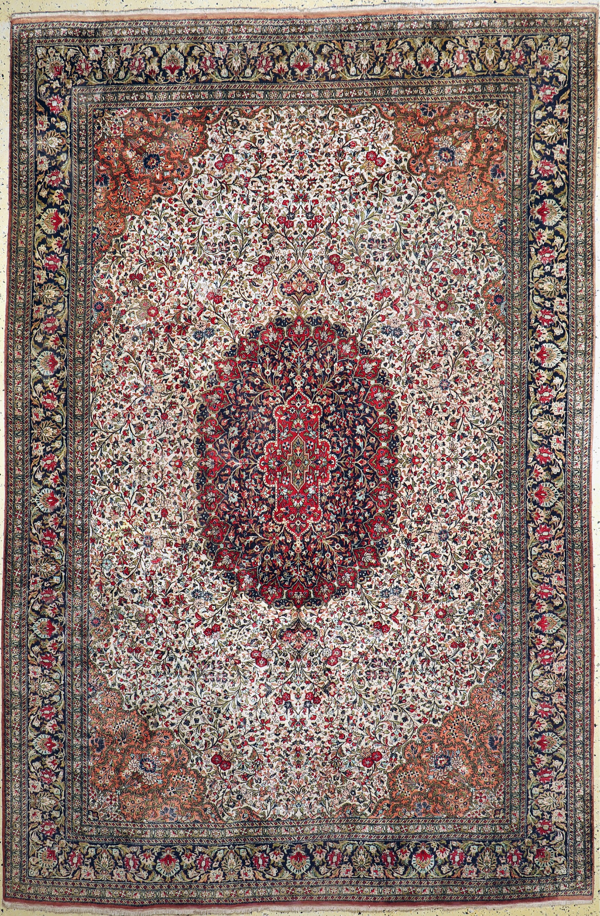 Ghom Seide alt, Persien, Mitte 20.Jhd, reine Naturseide, ca. 315 x 207 cm, EHZ: 2(Stark verschmutzt)