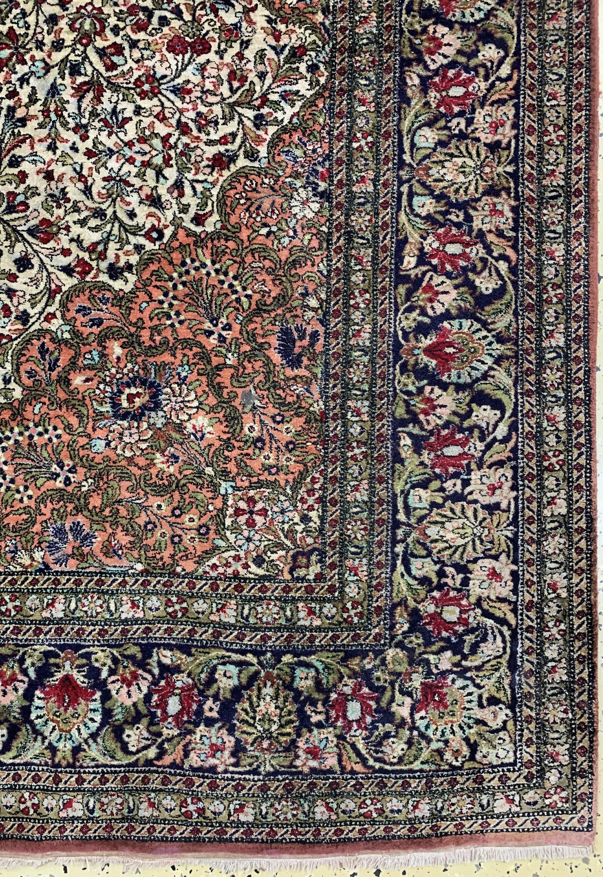 Detail a: Ghom Seide alt, Persien, Mitte 20.Jhd, reine Naturseide, ca. 315 x 207 cm, EHZ: 2(Stark verschmutzt)