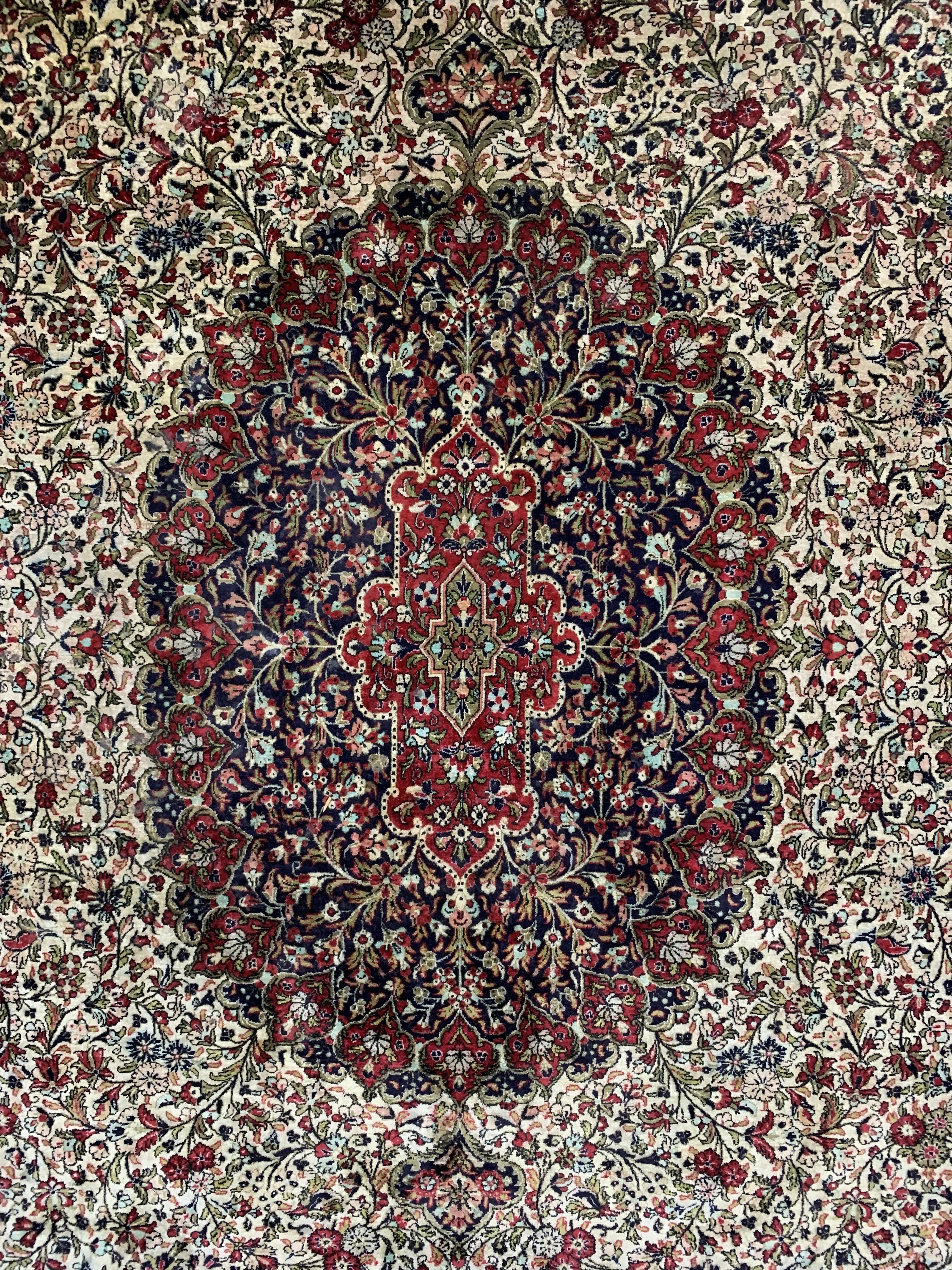 Detail b: Ghom Seide alt, Persien, Mitte 20.Jhd, reine Naturseide, ca. 315 x 207 cm, EHZ: 2(Stark verschmutzt)