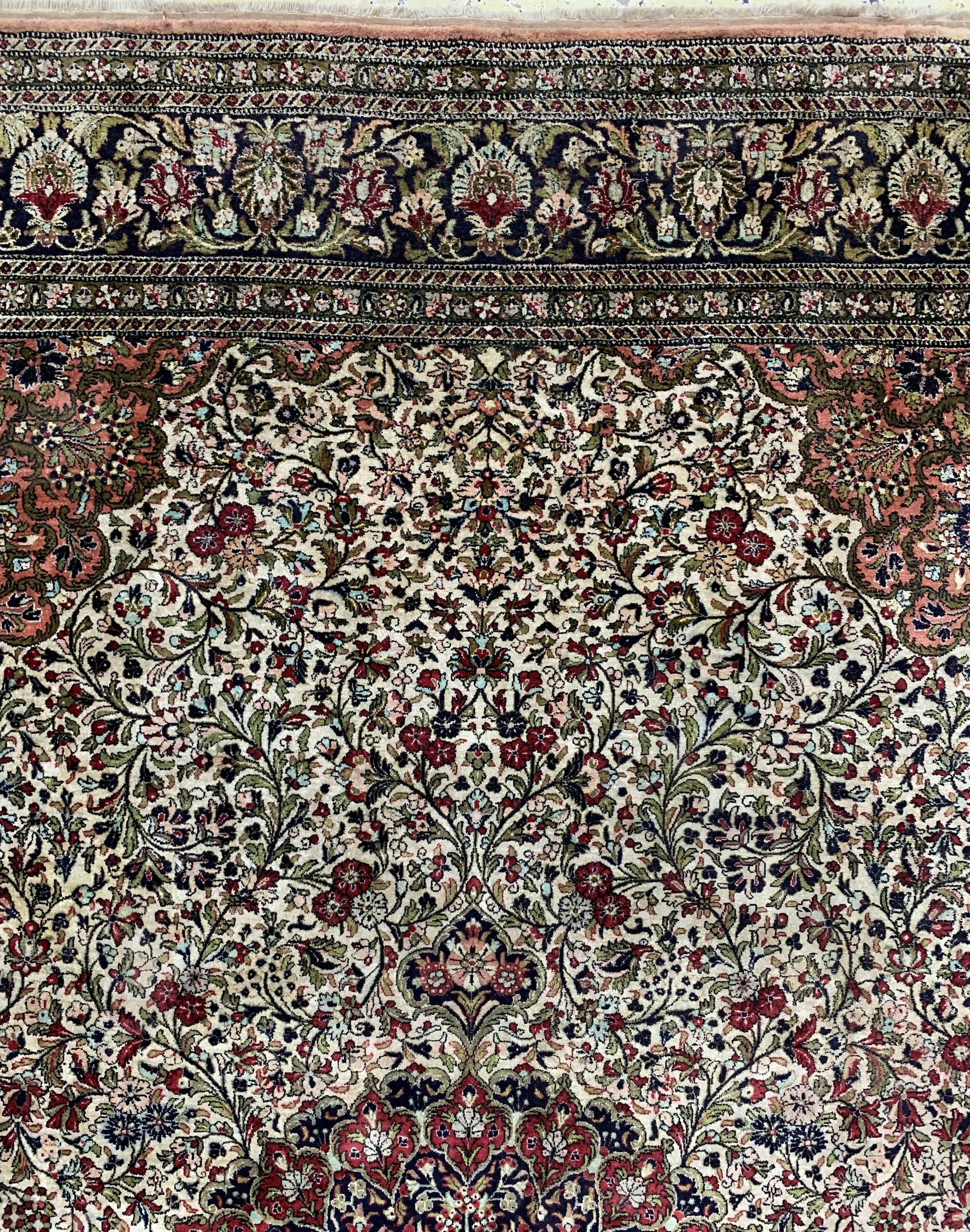 Detail c: Ghom Seide alt, Persien, Mitte 20.Jhd, reine Naturseide, ca. 315 x 207 cm, EHZ: 2(Stark verschmutzt)