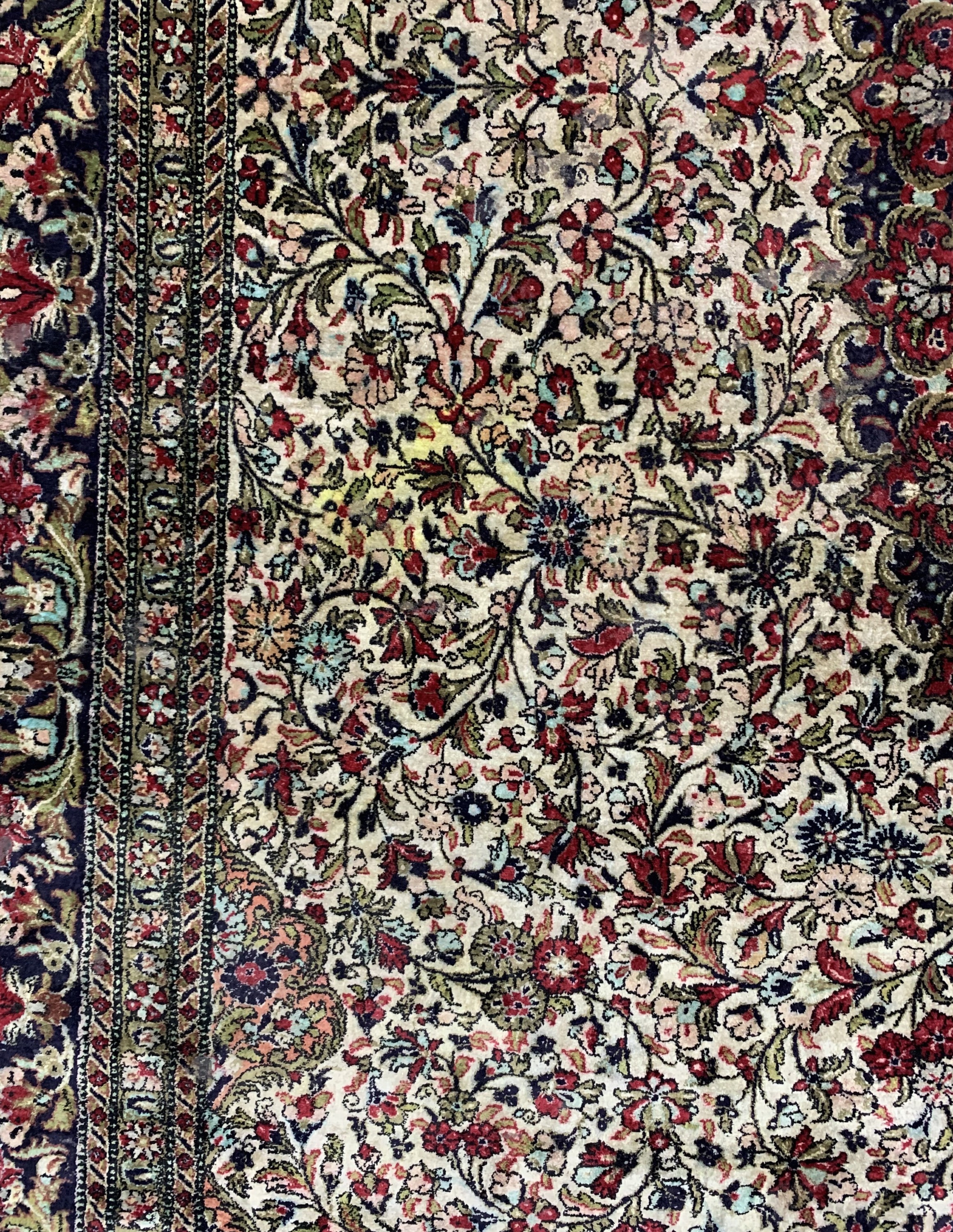 Detail d: Ghom Seide alt, Persien, Mitte 20.Jhd, reine Naturseide, ca. 315 x 207 cm, EHZ: 2(Stark verschmutzt)