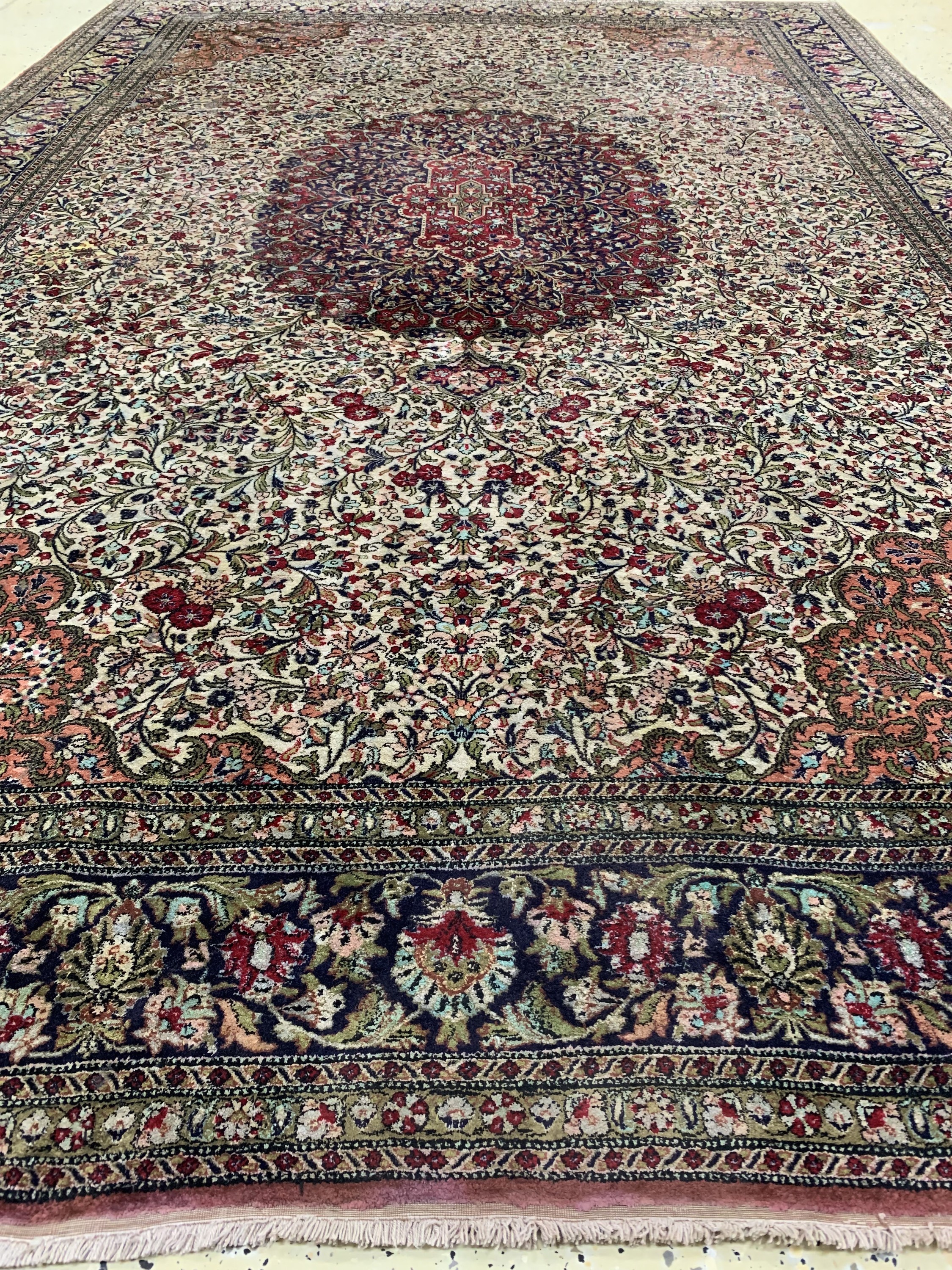 Detail e: Ghom Seide alt, Persien, Mitte 20.Jhd, reine Naturseide, ca. 315 x 207 cm, EHZ: 2(Stark verschmutzt)
