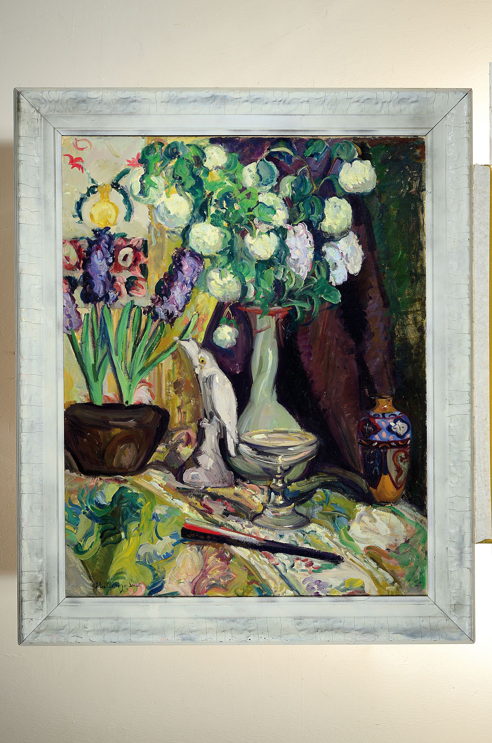 Detail k: Gerda Landsberger-Sachs, österreichische Malerin des 20. Jh., Stillleben mit Blumen, Hyazinthen, Porzellanfigur und japanischer Vase, Öl/Lwd, ...