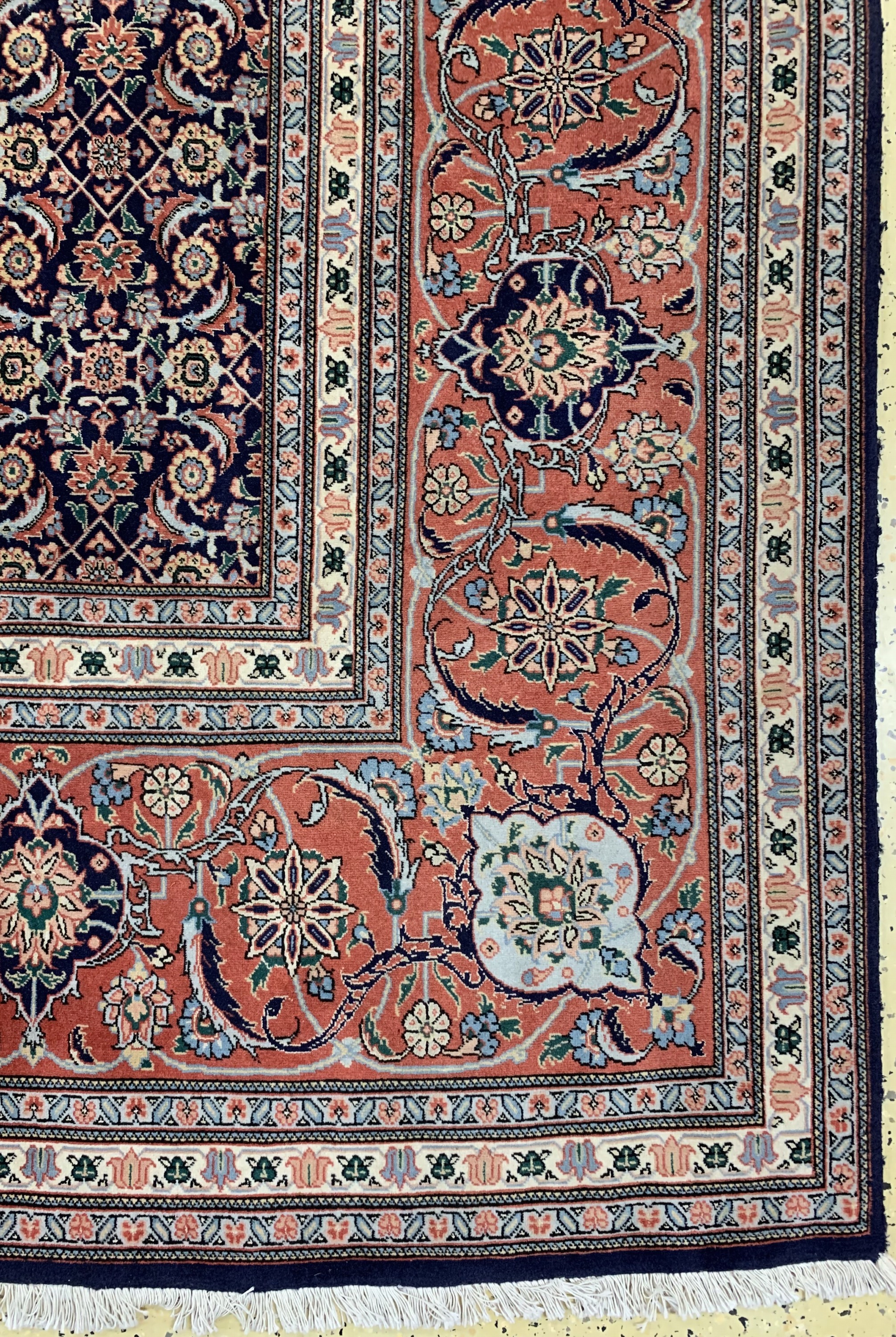 Detail a: Täbriz fein(50 Raj), Persien, Mitte 20.Jhd,Korkwolle mit Seide, ca. 387 x 306 cm, EHZ: 2(verschmutzt)