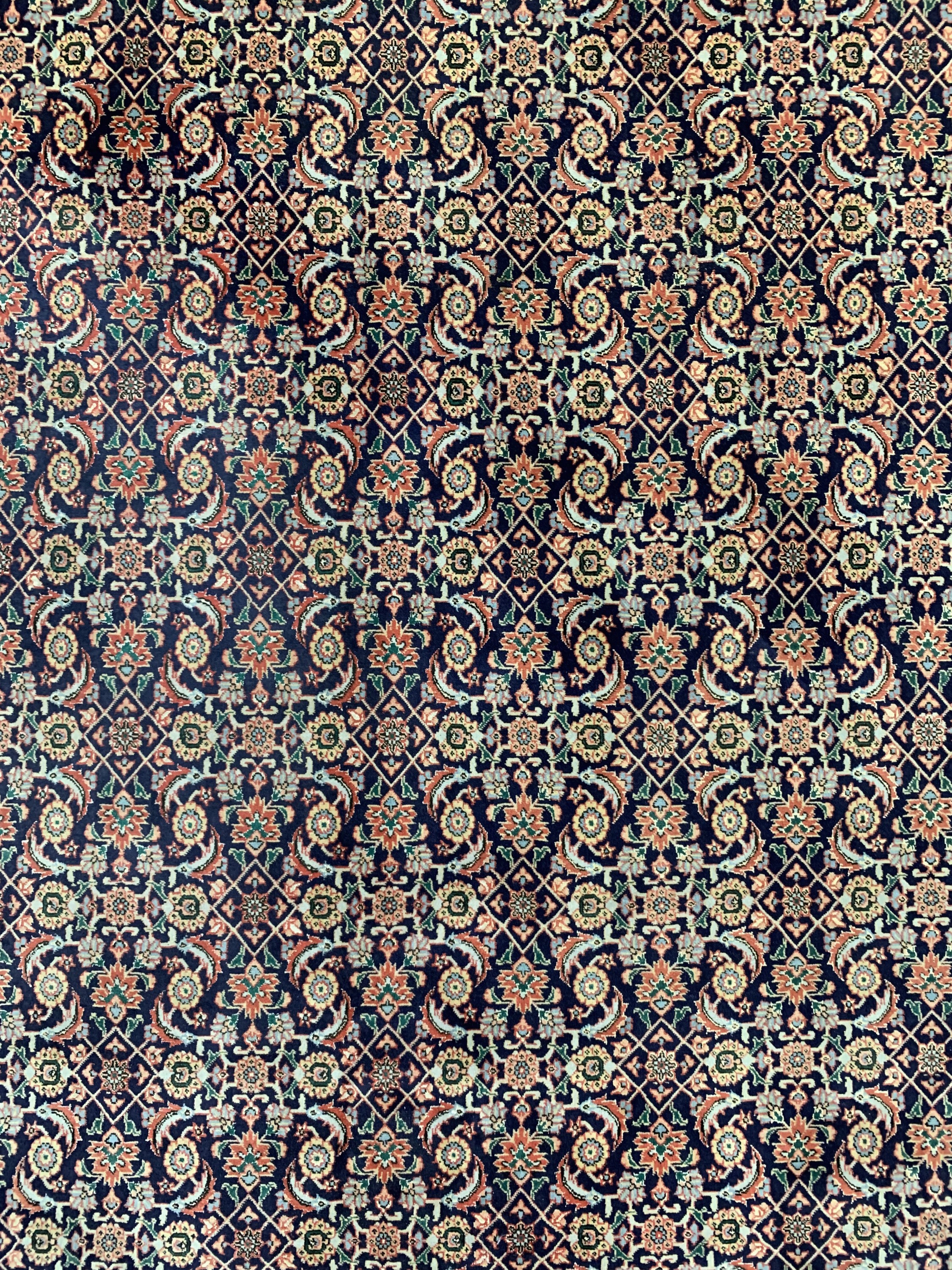 Detail b: Täbriz fein(50 Raj), Persien, Mitte 20.Jhd,Korkwolle mit Seide, ca. 387 x 306 cm, EHZ: 2(verschmutzt)