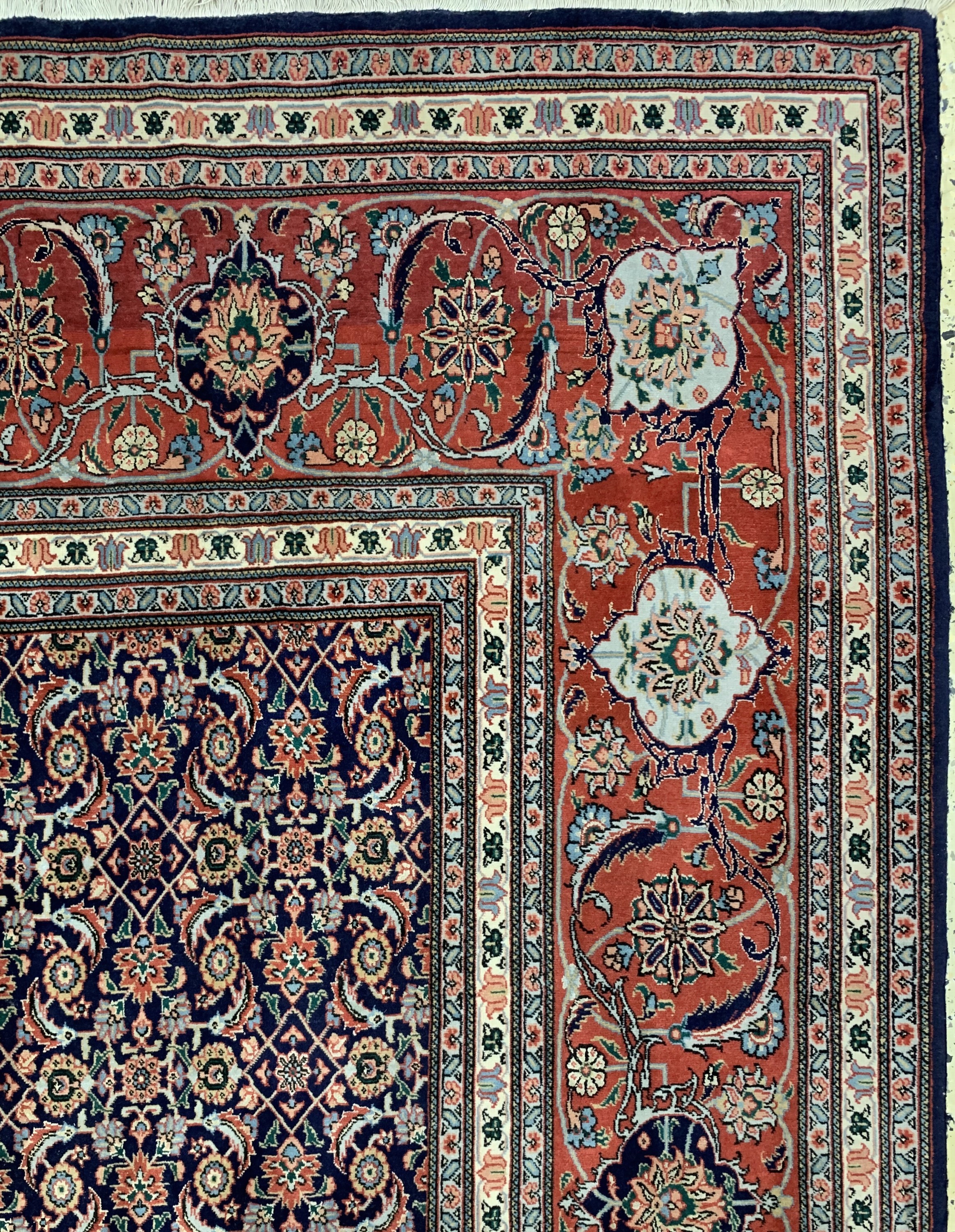 Detail c: Täbriz fein(50 Raj), Persien, Mitte 20.Jhd,Korkwolle mit Seide, ca. 387 x 306 cm, EHZ: 2(verschmutzt)