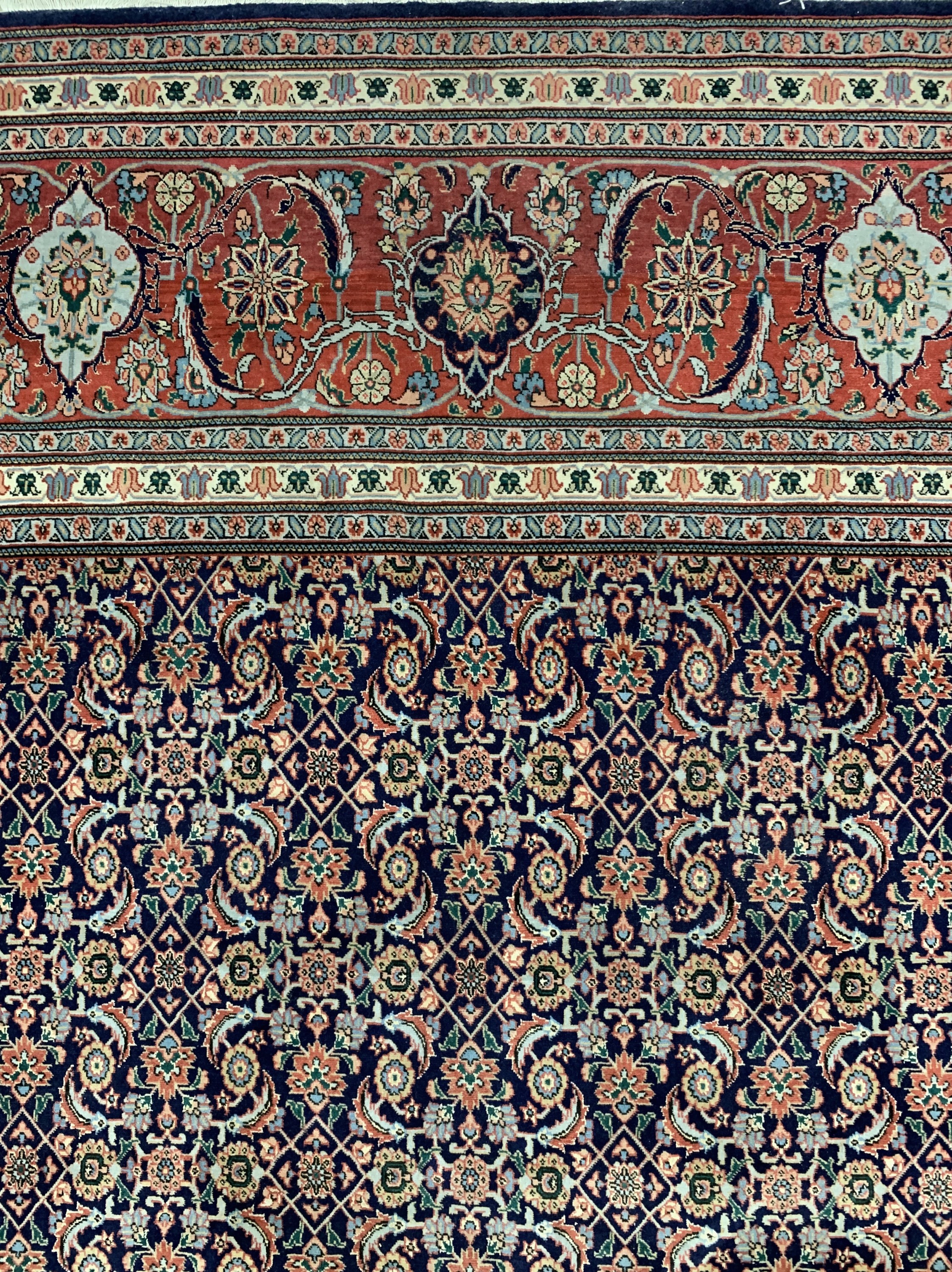 Detail d: Täbriz fein(50 Raj), Persien, Mitte 20.Jhd,Korkwolle mit Seide, ca. 387 x 306 cm, EHZ: 2(verschmutzt)