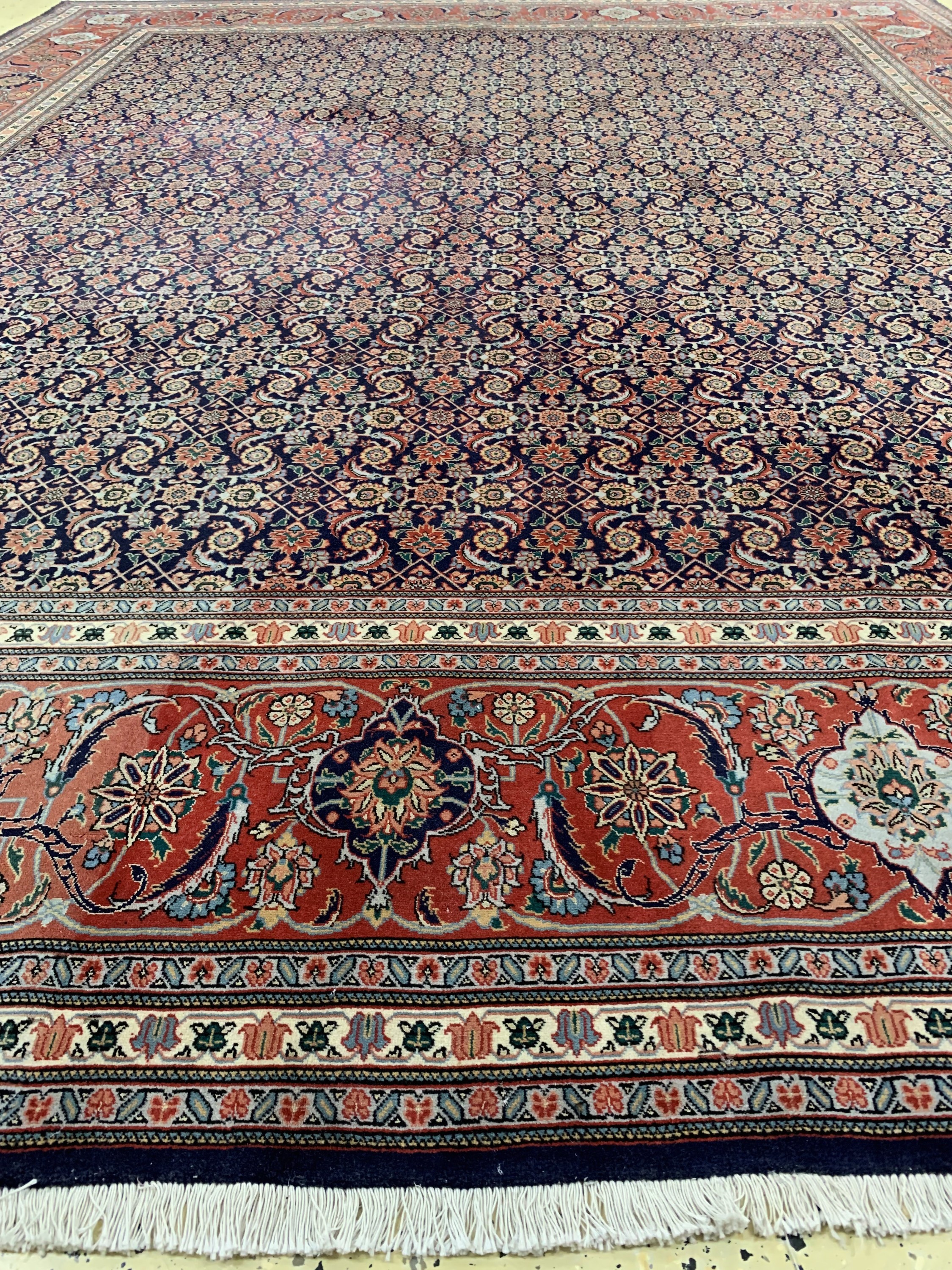 Detail e: Täbriz fein(50 Raj), Persien, Mitte 20.Jhd,Korkwolle mit Seide, ca. 387 x 306 cm, EHZ: 2(verschmutzt)