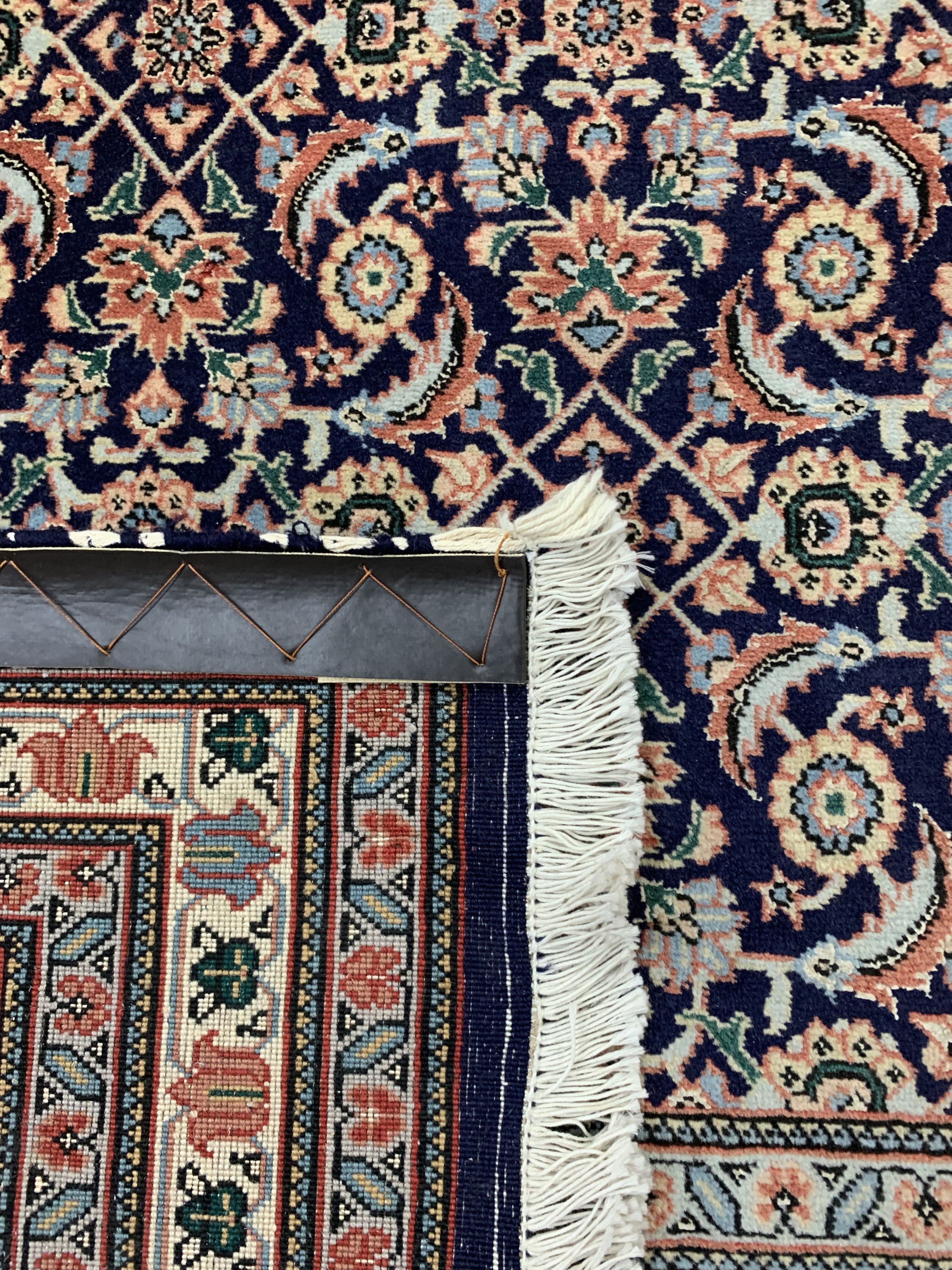 Detail f: Täbriz fein(50 Raj), Persien, Mitte 20.Jhd,Korkwolle mit Seide, ca. 387 x 306 cm, EHZ: 2(verschmutzt)