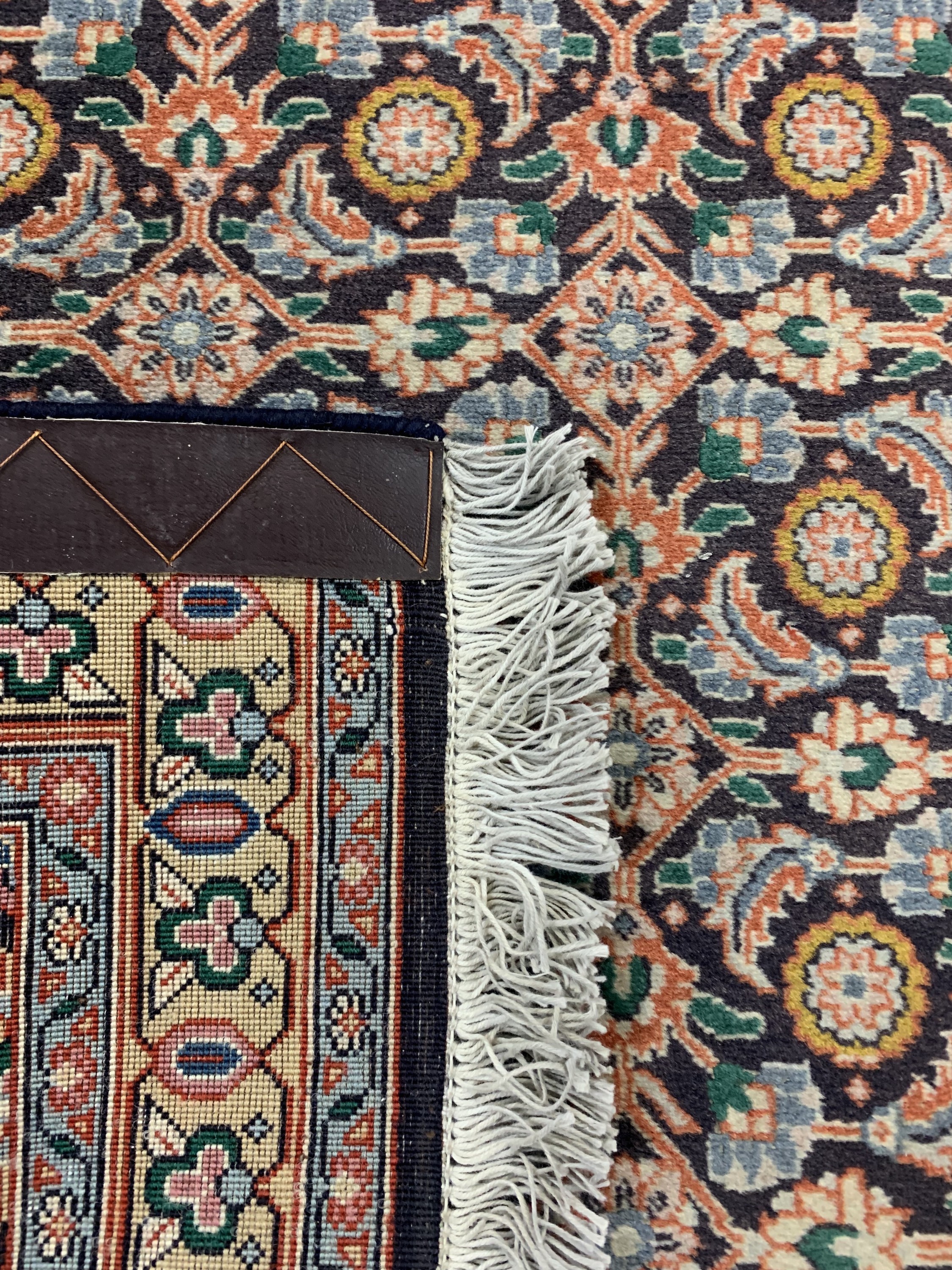 Detail d: Täbriz fein(50 Raj), Persien, Ende 20.Jhd, Korkwolle auf Baumwolle, ca. 283 x 80 cm, Reinigungsbedürftig, EHZ: 2