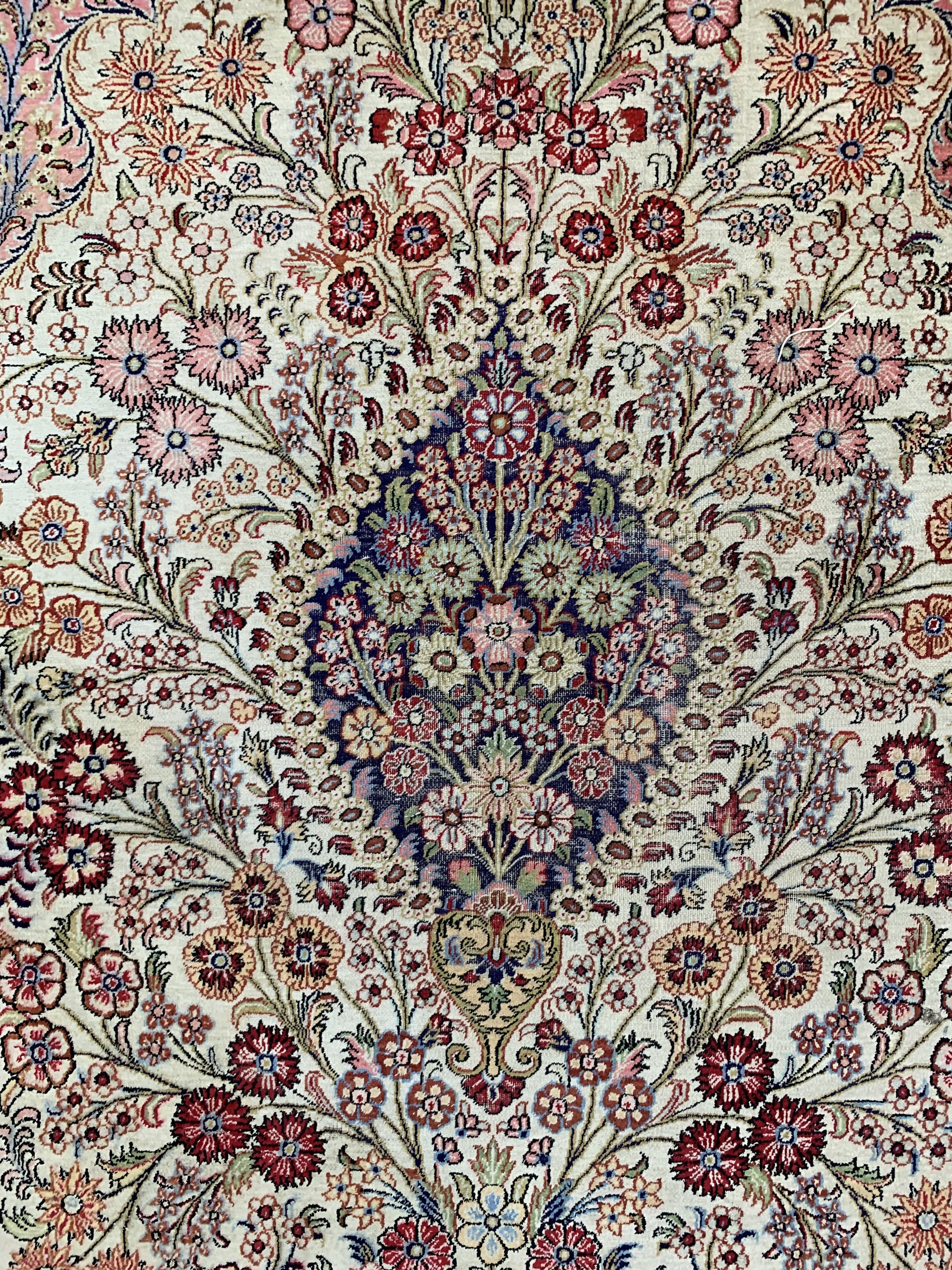 Detail a: 1 paar Ghom Seide alt, Persien, Mitte 20.Jhd, reine Naturseide, ca. 155 x 108 cm, verfärbt, EHZ: 2(Wasserschaden)