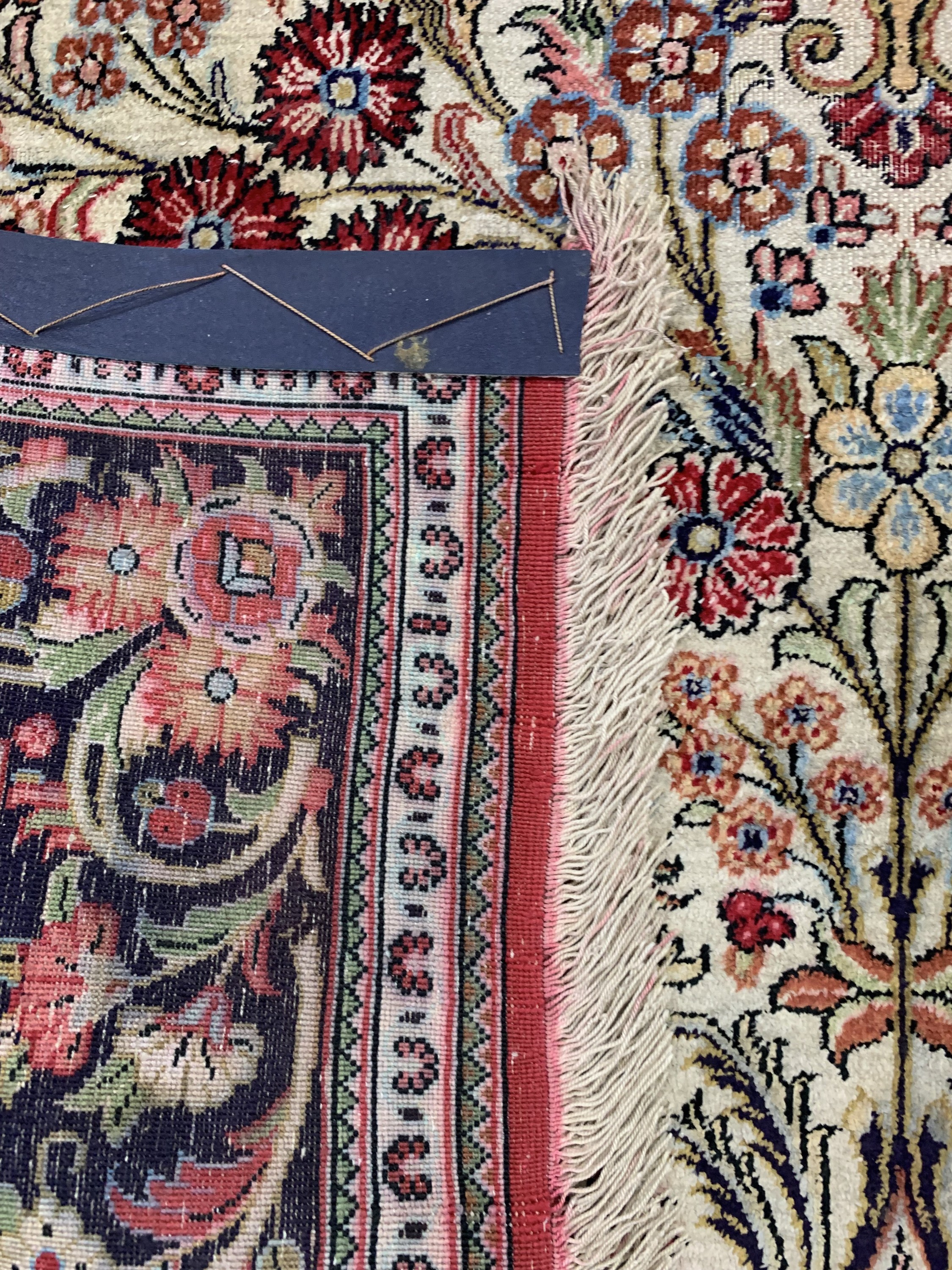 Detail c: 1 paar Ghom Seide alt, Persien, Mitte 20.Jhd, reine Naturseide, ca. 155 x 108 cm, verfärbt, EHZ: 2(Wasserschaden)