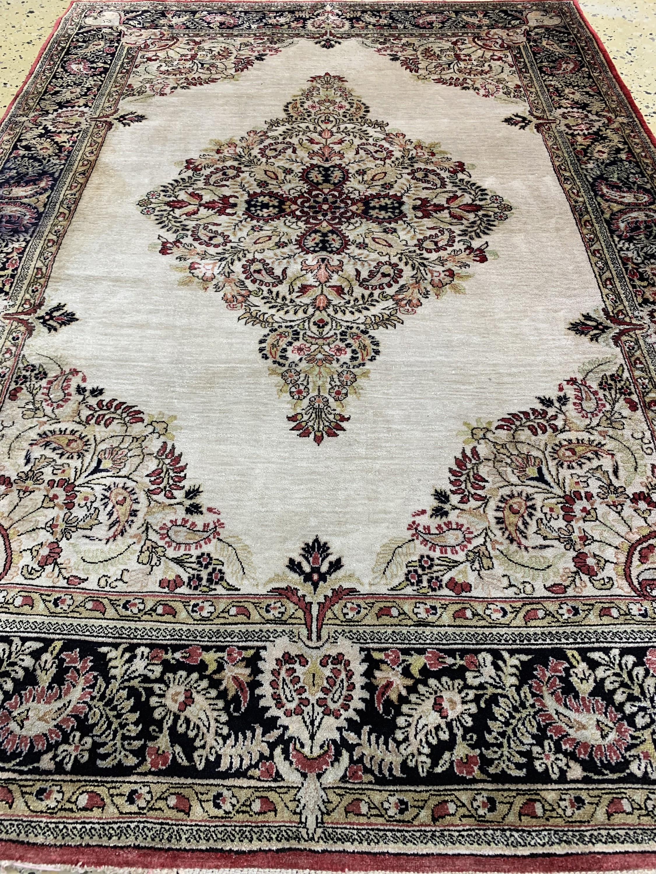 Detail e: 1 paar Ghom Seide alt, Persien, Mitte 20.Jhd, reine Naturseide, ca. 155 x 108 cm, verfärbt, EHZ: 2(Wasserschaden)