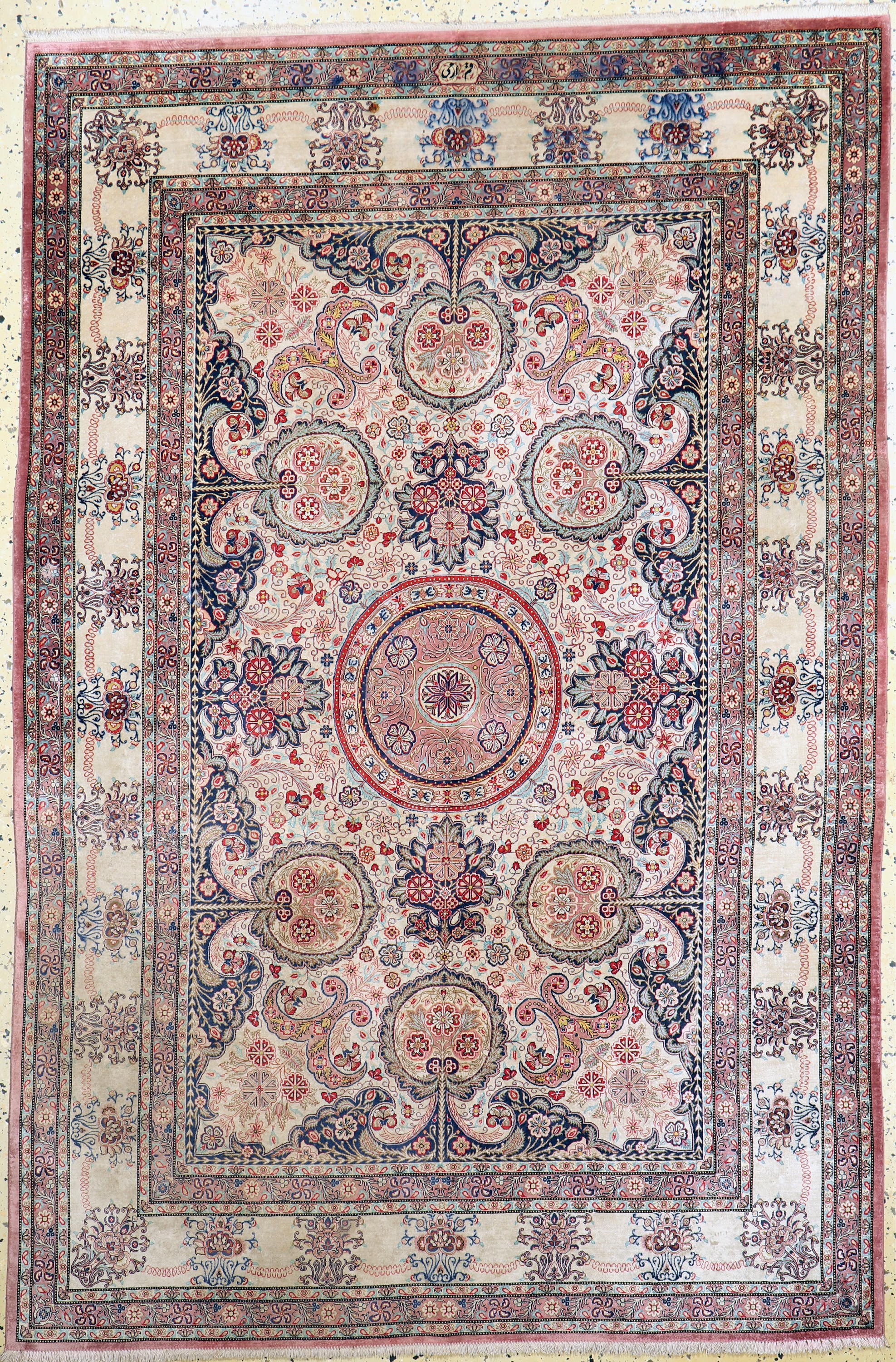 Ghom Seide fein Persien, signiert(Erami), Ende 20.Jhd, reine Naturseide, ca. 200 x 133 cm, ca. 1,0 Mio. Kn/qm, verfärbt, EHZ: 2