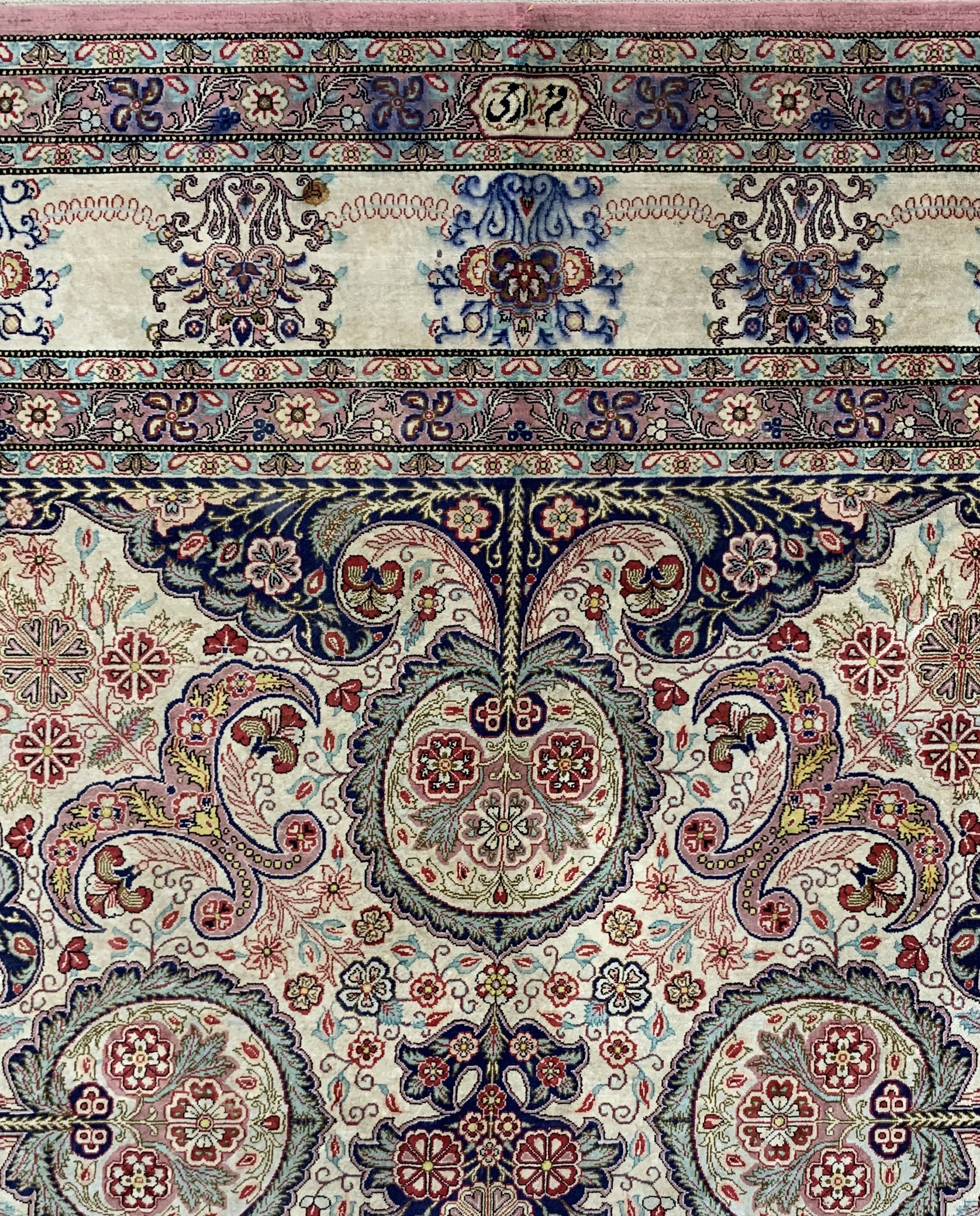 Detail c: Ghom Seide fein Persien, signiert(Erami), Ende 20.Jhd, reine Naturseide, ca. 200 x 133 cm, ca. 1,0 Mio. Kn/qm, verfärbt, EHZ: 2