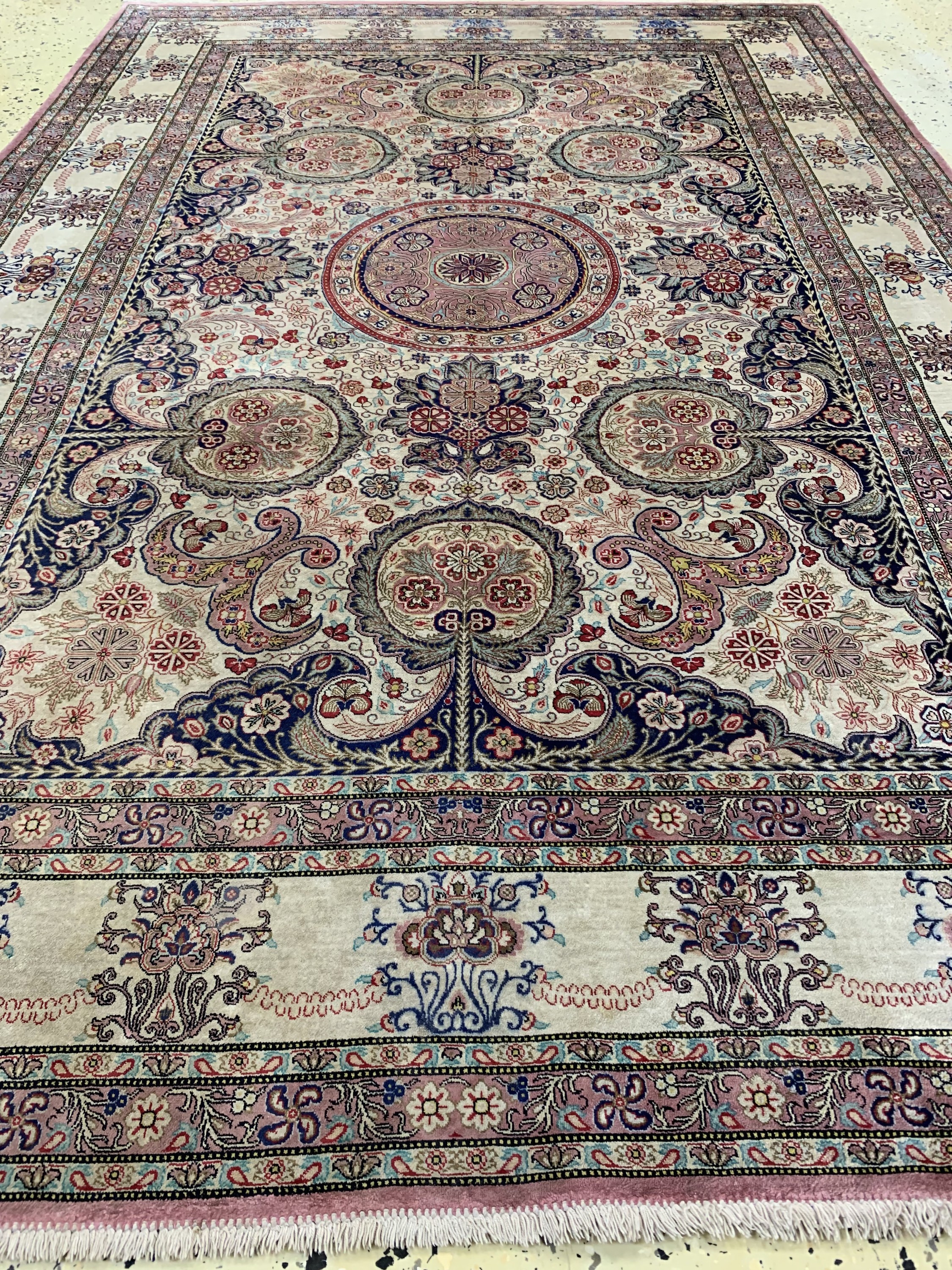 Detail d: Ghom Seide fein Persien, signiert(Erami), Ende 20.Jhd, reine Naturseide, ca. 200 x 133 cm, ca. 1,0 Mio. Kn/qm, verfärbt, EHZ: 2