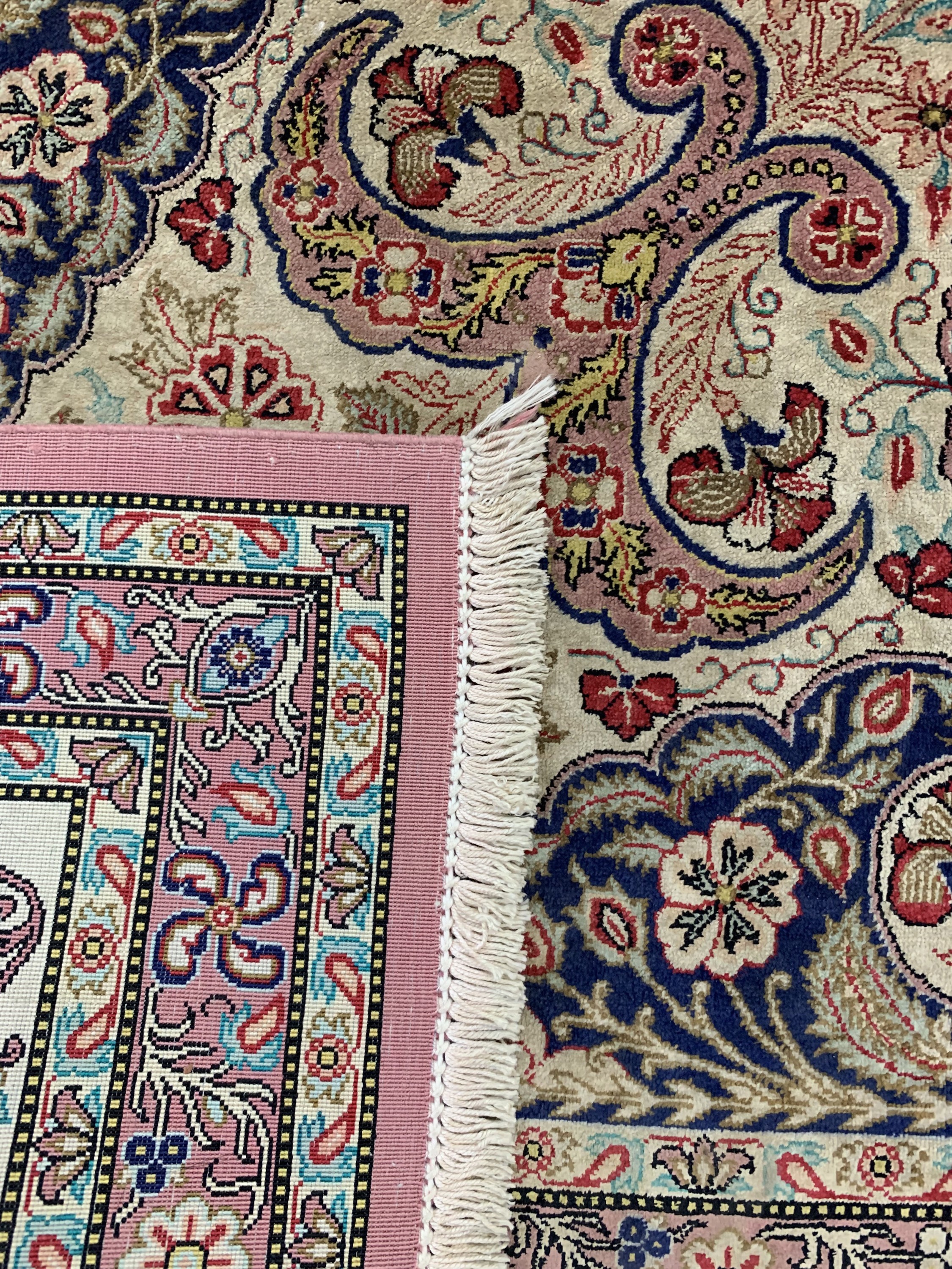 Detail e: Ghom Seide fein Persien, signiert(Erami), Ende 20.Jhd, reine Naturseide, ca. 200 x 133 cm, ca. 1,0 Mio. Kn/qm, verfärbt, EHZ: 2