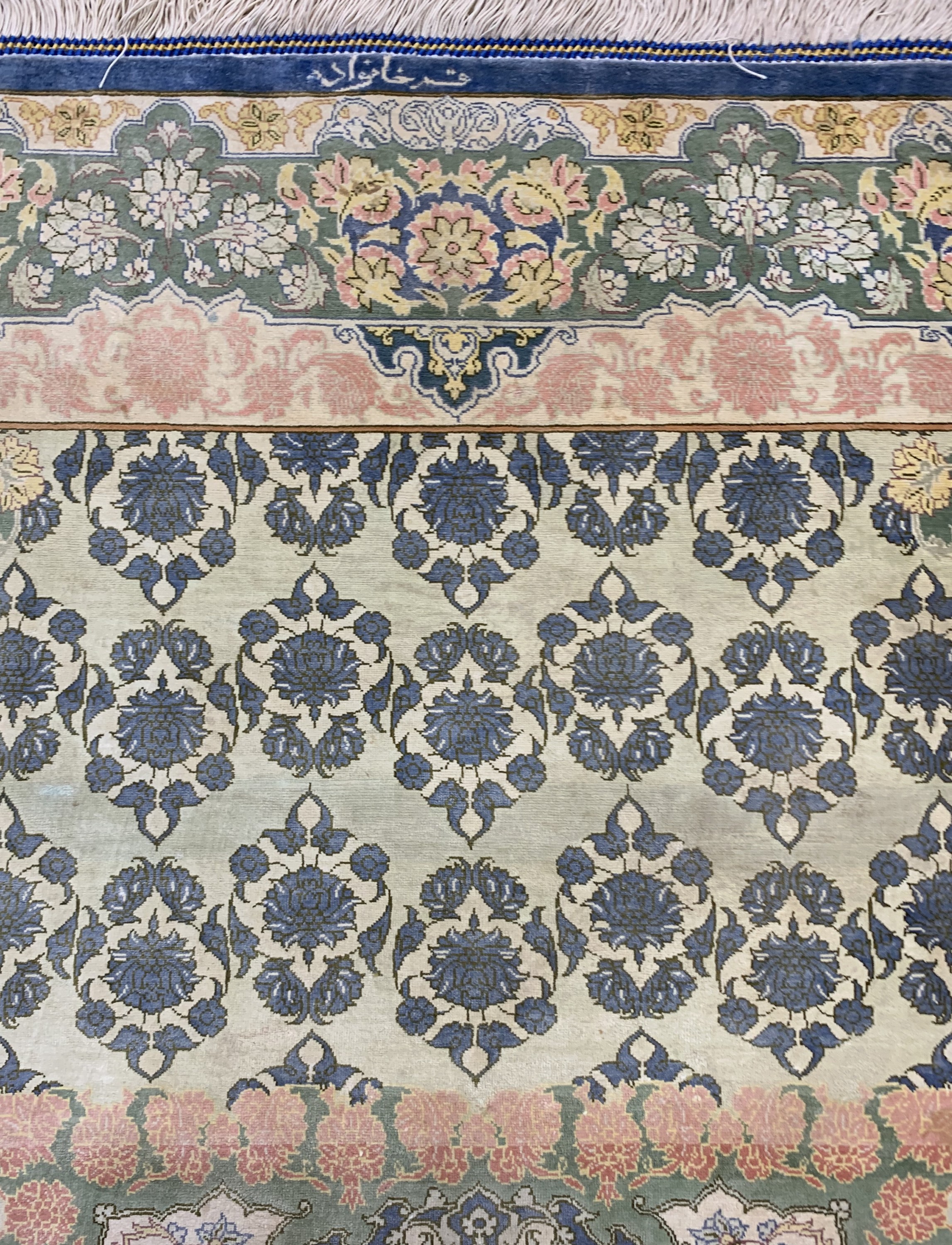 Detail c: Ghom Seide fein signiert, Persien, Ende 20.Jhd, reine Naturseide, ca. 150 x 100 cm, ca. 1,0 Mio. Kn/qm, EHZ: 2(kleiner Fleck).