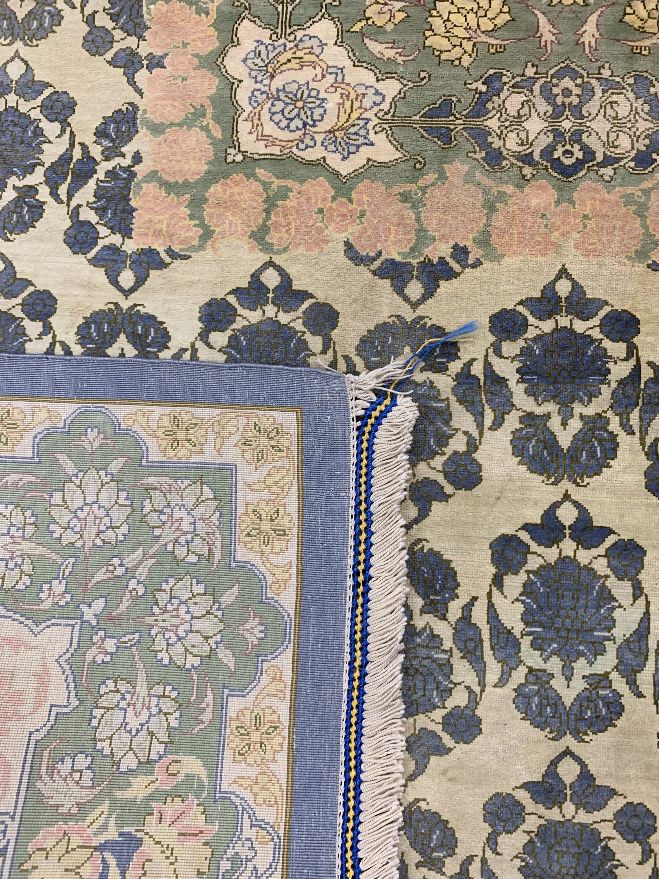 Detail e: Ghom Seide fein signiert, Persien, Ende 20.Jhd, reine Naturseide, ca. 150 x 100 cm, ca. 1,0 Mio. Kn/qm, EHZ: 2(kleiner Fleck).