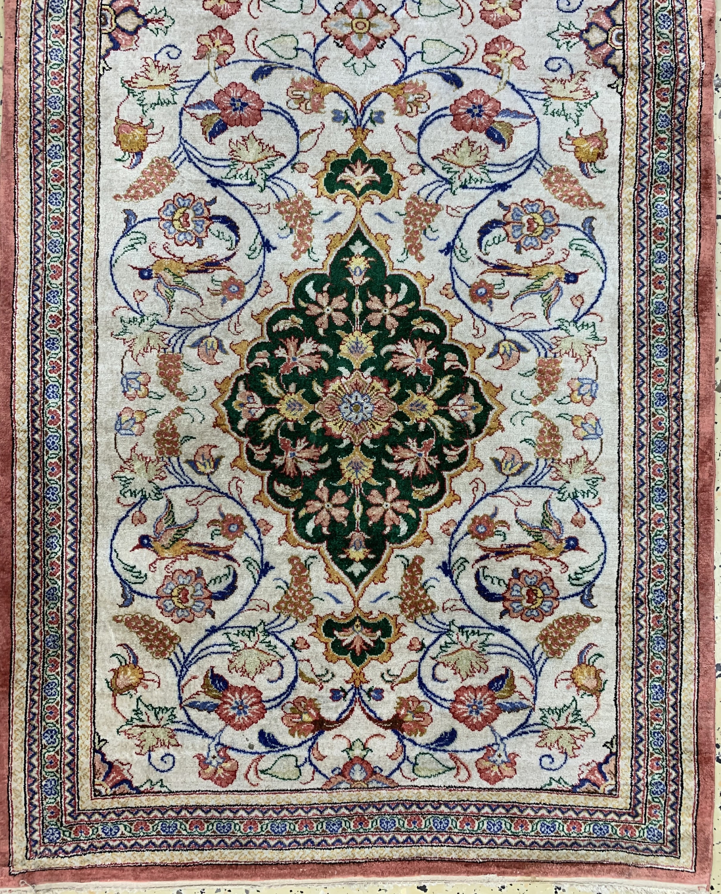 Detail b: Ghom Seide fein signiert, Persien, Ende 20.Jhd, reine Naturseide, ca. 154 x 65 cm, ca.1,0 Mio. Kn/qm, leicht verfärbt, EHZ: 2