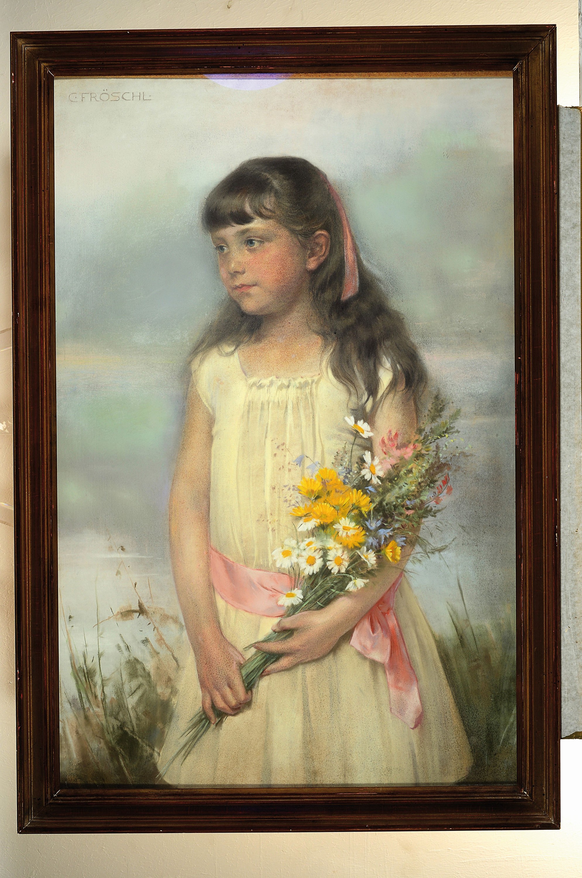 Detail k: Carl Fröschl, 1848 - 1934, Dreiviertelporträt eines Mädchens mit Sommerblumenstrauß im weißen Kleid, li. oben signiert, ca. 87 x 55 cm, unter ...