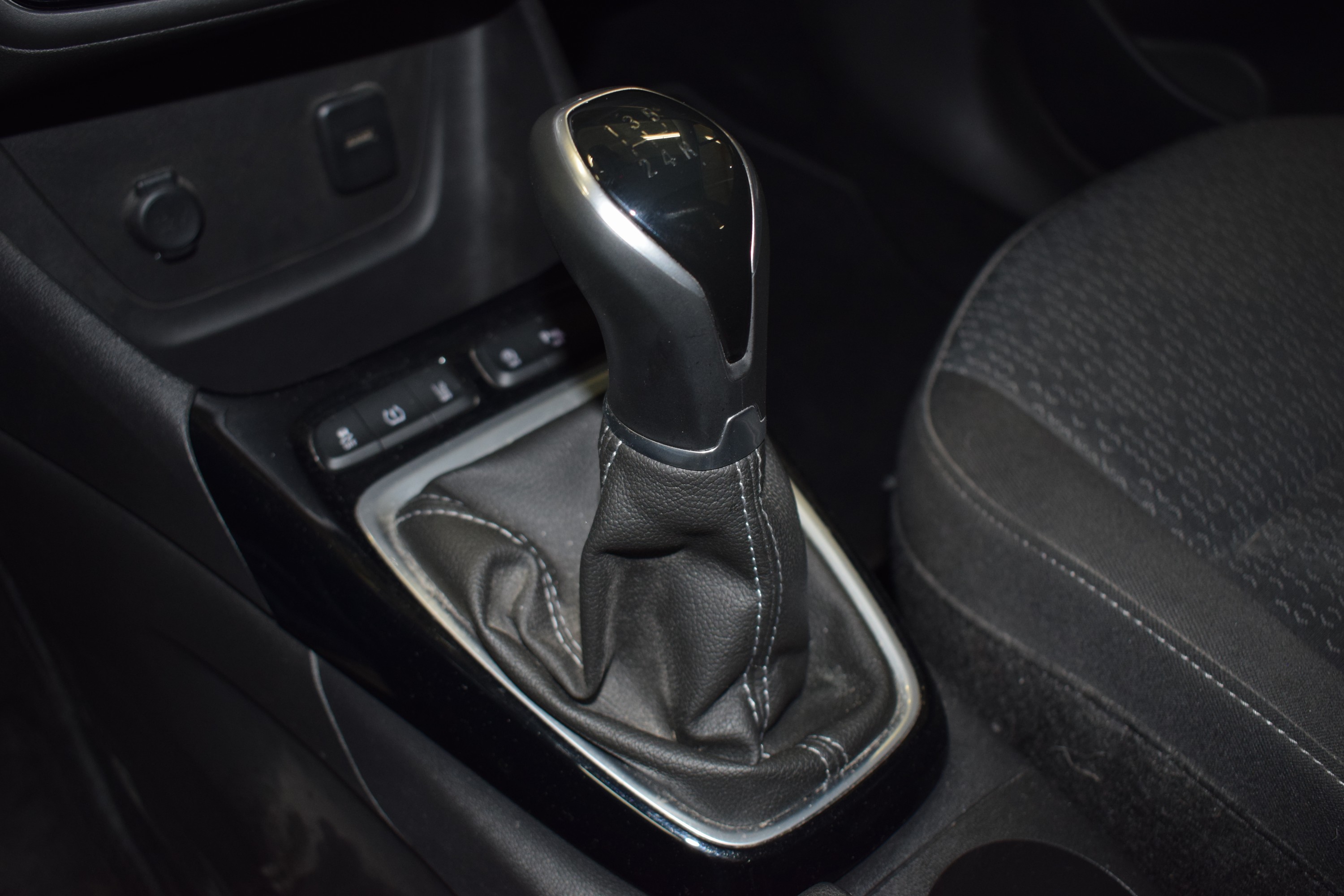Detail i: Opel Crossland X, EZ 12/2020, Laufleistung 25.500 km, HU 03/2025, 61kW/82 PS, Schaltgetriebe, blau, Stoff schwarz, Bordmappe inkl. Serviceheft ...