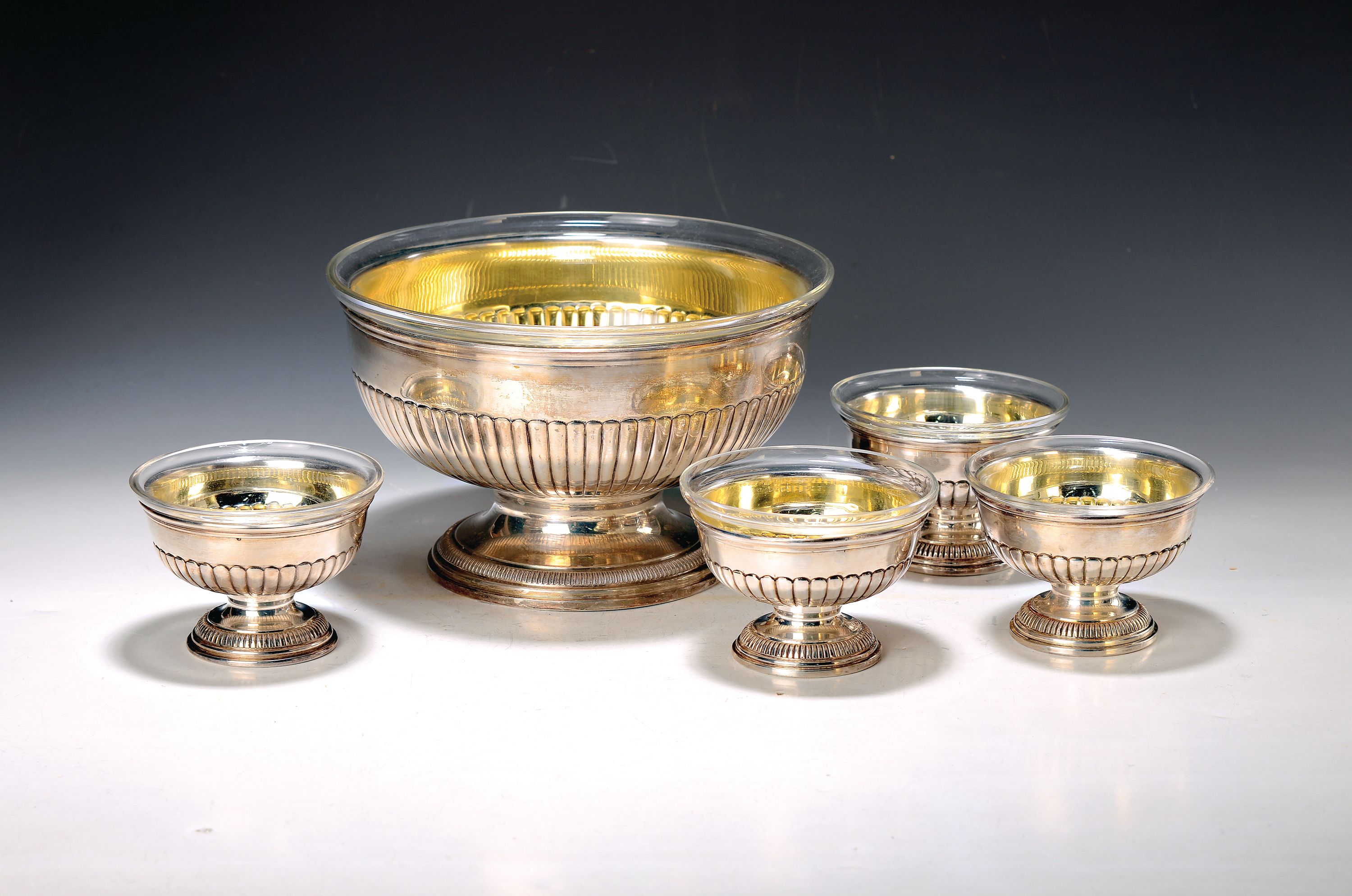 Dessertservice, Italien, 2.H.20.Jh., 800er Silber, innen vergoldet, große Fußschale und 11 passende kleine Schalen, orig. Glaseinsätze mit ...