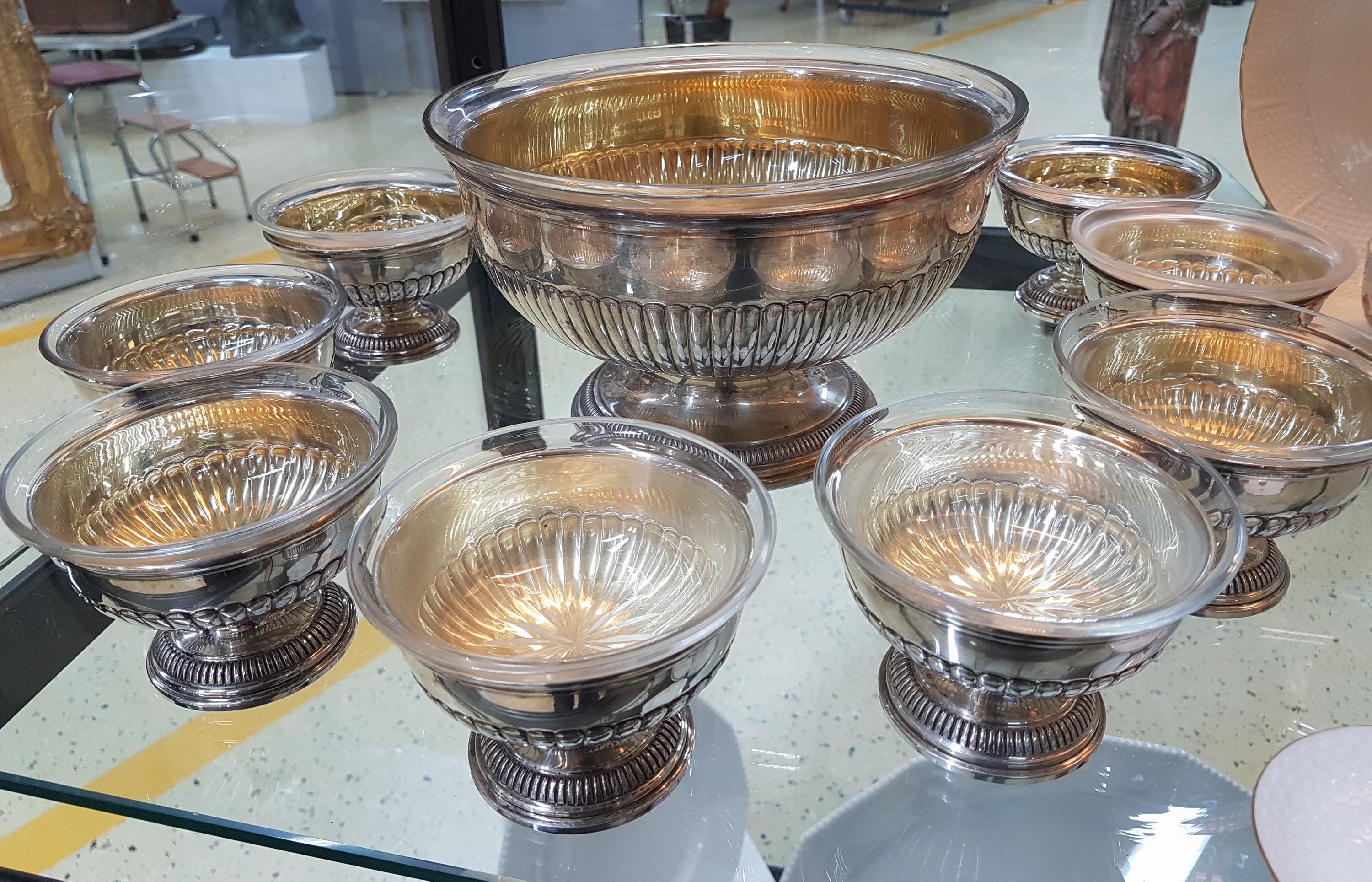 Detail a: Dessertservice, Italien, 2.H.20.Jh., 800er Silber, innen vergoldet, große Fußschale und 11 passende kleine Schalen, orig. Glaseinsätze mit ...