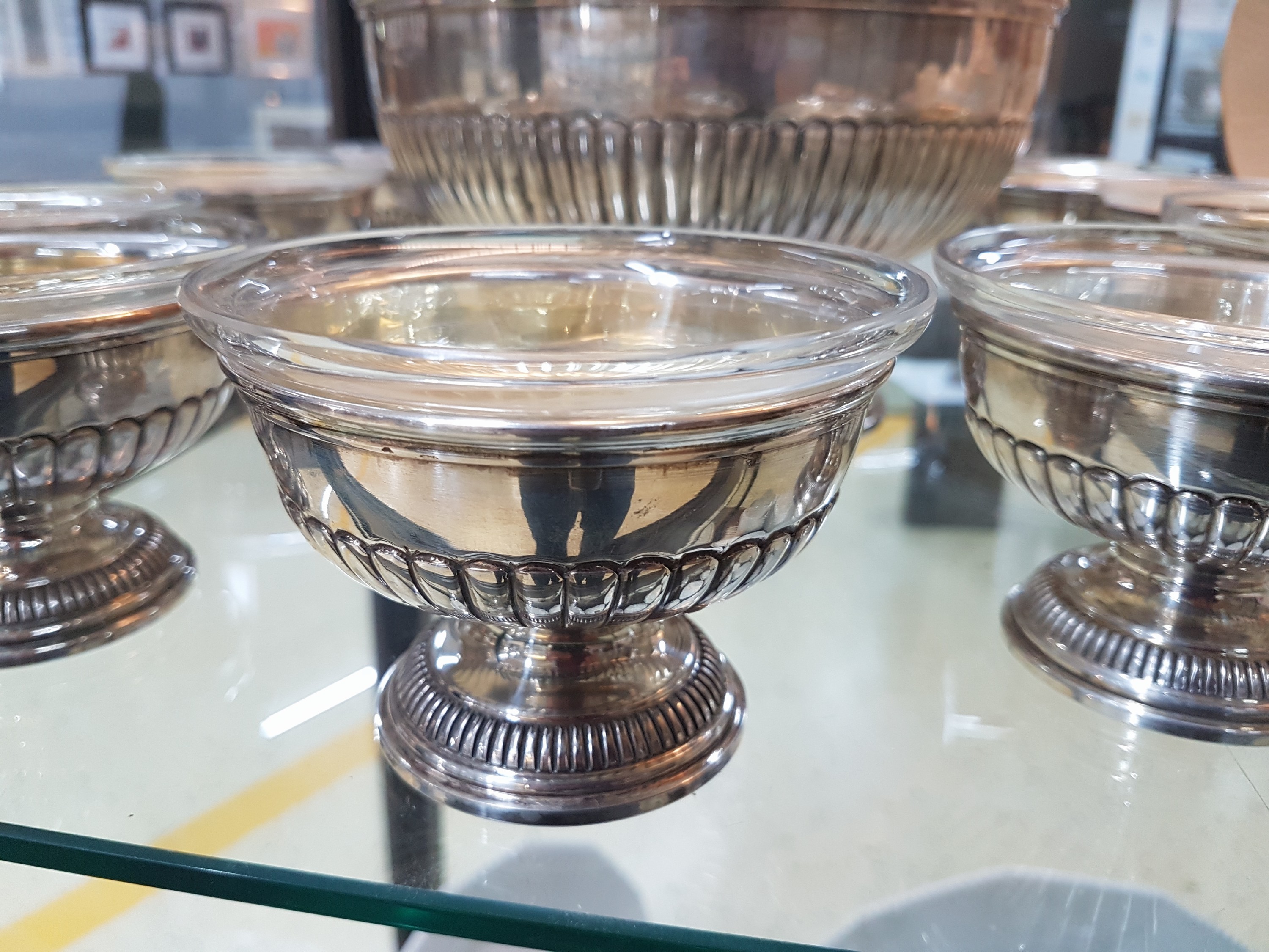 Detail c: Dessertservice, Italien, 2.H.20.Jh., 800er Silber, innen vergoldet, große Fußschale und 11 passende kleine Schalen, orig. Glaseinsätze mit ...