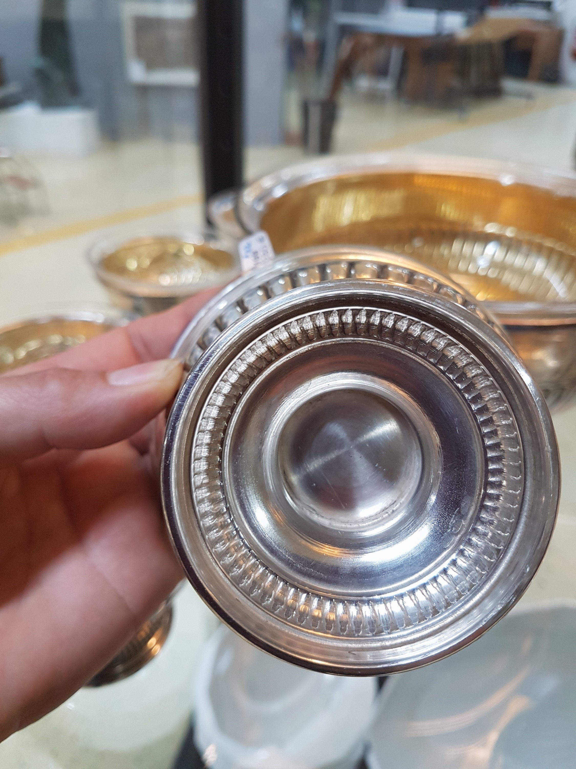 Detail d: Dessertservice, Italien, 2.H.20.Jh., 800er Silber, innen vergoldet, große Fußschale und 11 passende kleine Schalen, orig. Glaseinsätze mit ...