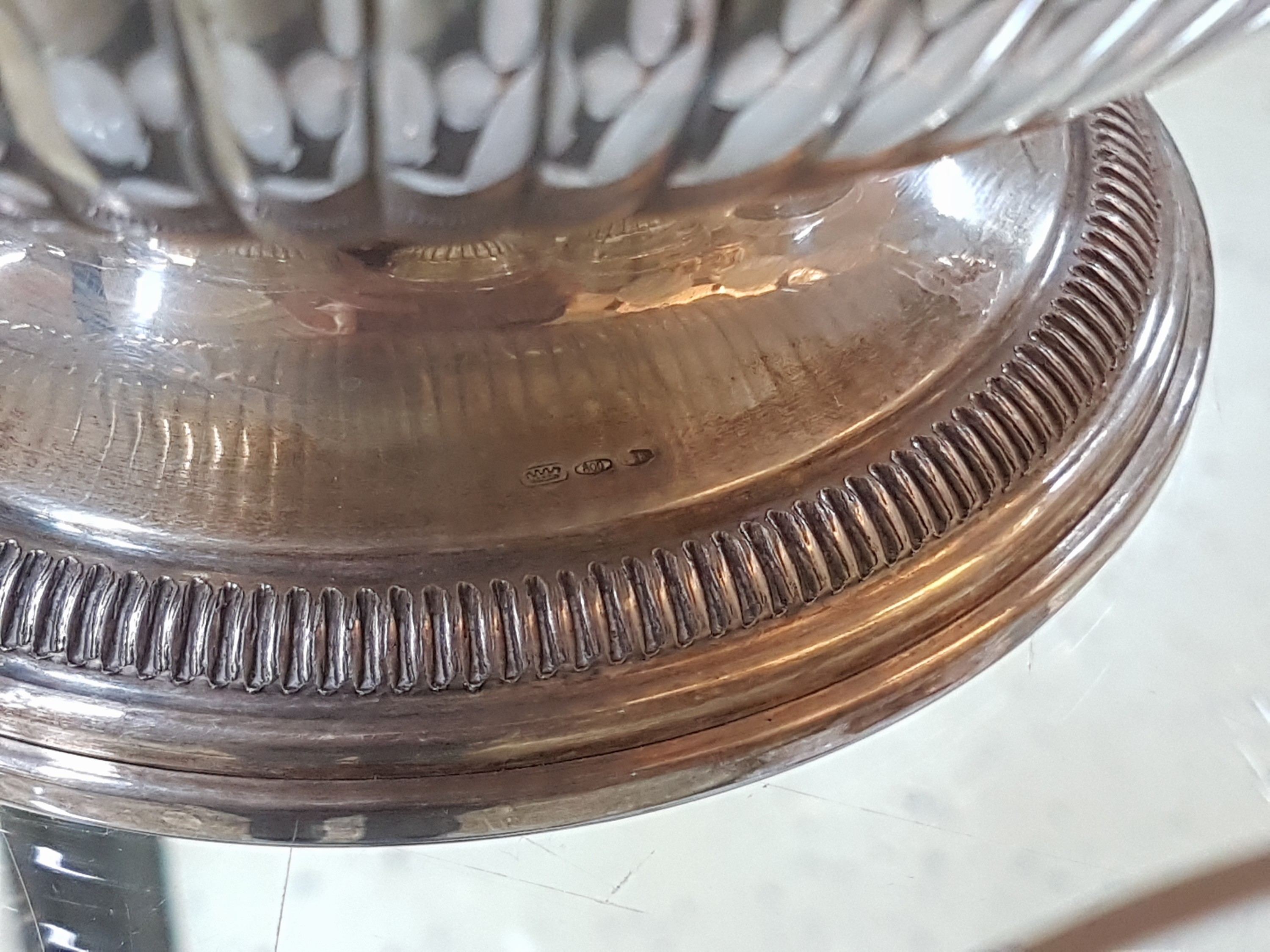 Detail e: Dessertservice, Italien, 2.H.20.Jh., 800er Silber, innen vergoldet, große Fußschale und 11 passende kleine Schalen, orig. Glaseinsätze mit ...