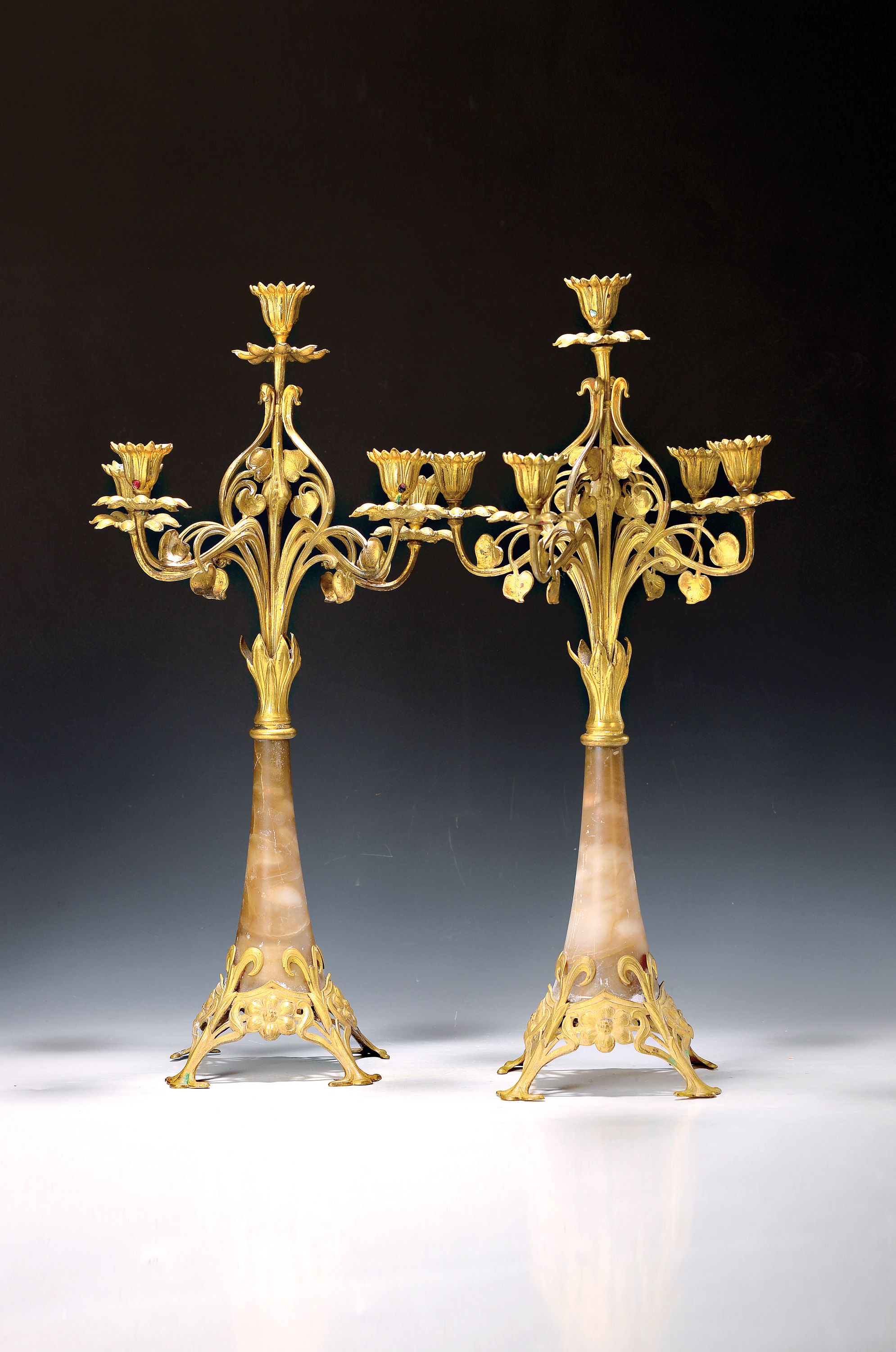 Paar Kerzenleuchter, wohl Frankreich, um 1900, Jugendstil, Messing, Steineinsatz, leichte Gebrauchsspuren, H. ca. 57 cm, vergoldet, floral verziert