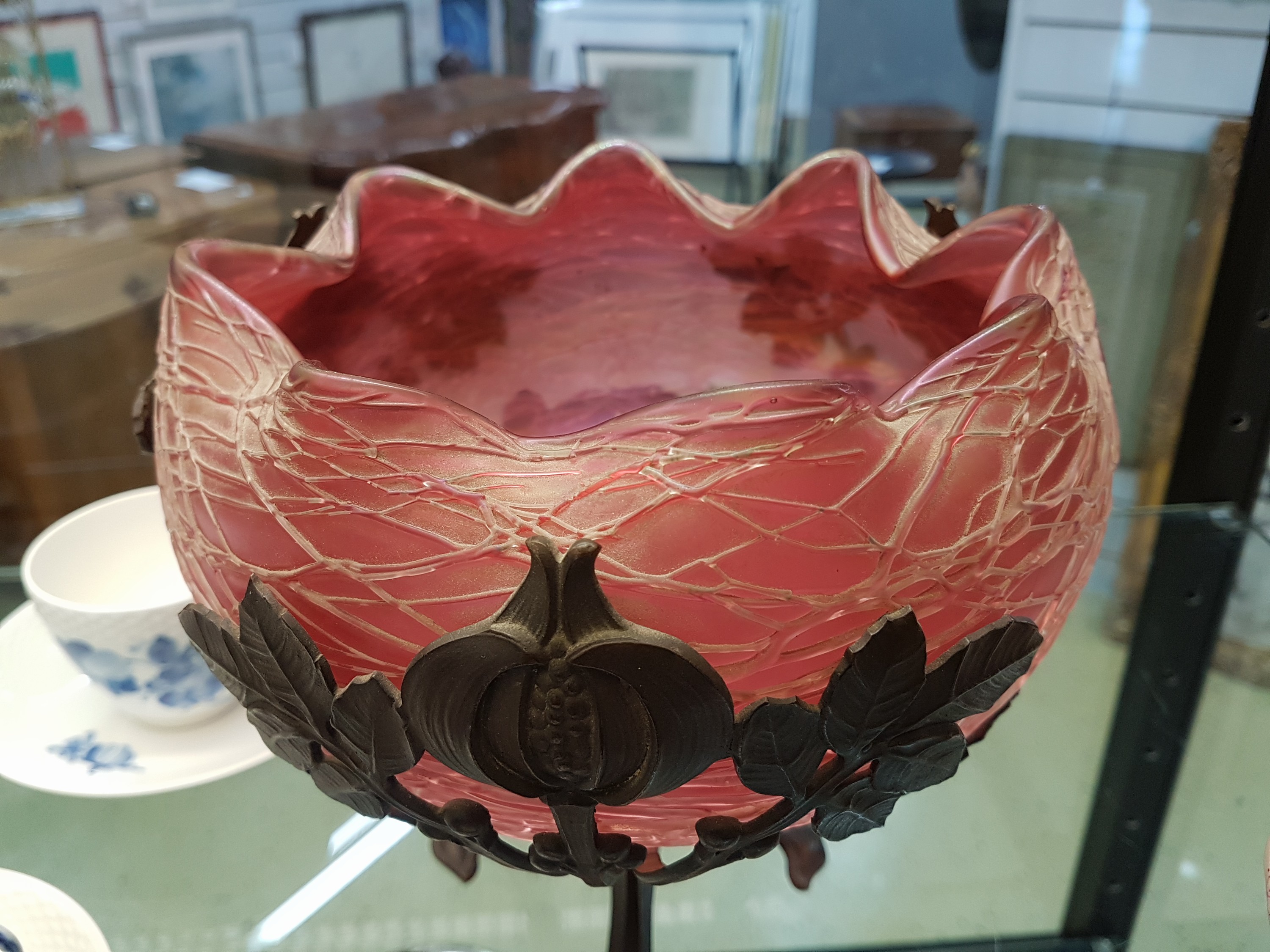 Detail b: Anbietschale, Österreich, um 1900, Korpus rosafarbenes Glas mit aufgelegtem Netz, Metallmontur in stilisierter Kastanienform, H. ca. 20cm, D. ca. ...