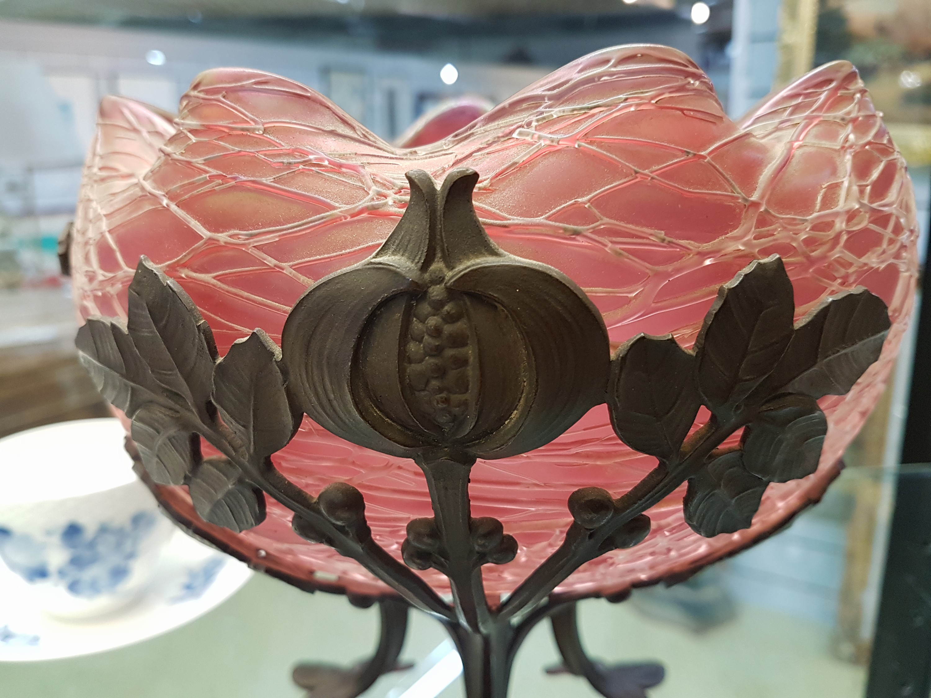 Detail c: Anbietschale, Österreich, um 1900, Korpus rosafarbenes Glas mit aufgelegtem Netz, Metallmontur in stilisierter Kastanienform, H. ca. 20cm, D. ca. ...