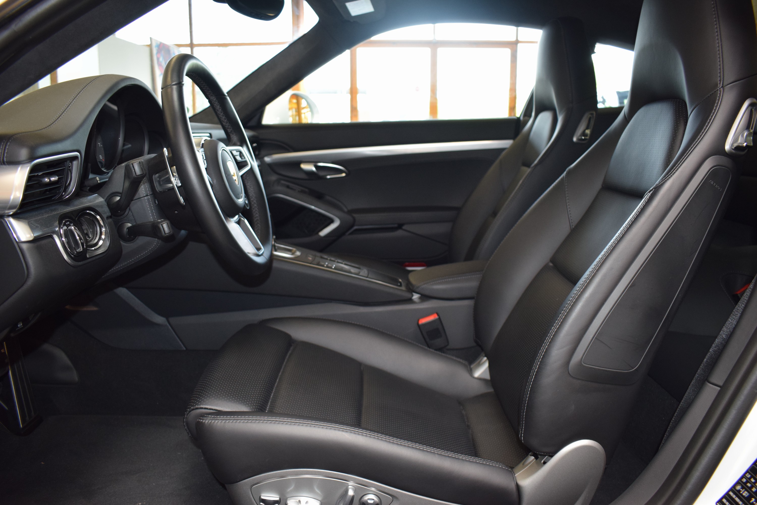 Detail i: Porsche 911 Carrera S, EZ 04/2016, Laufleistung 26.817 km, HU 04/2025, 1.Hand, 309kW/420 PS, Automatikgetriebe, weiß, Leder schwarz, ...