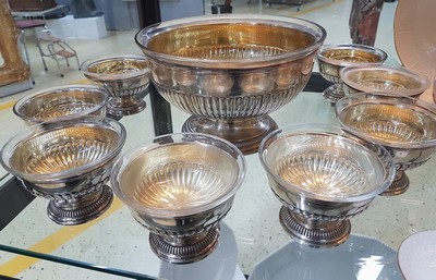 26779501a - Dessert service, Italy, 2nd half of the 20th century, 800 silver, gilded inside, large footed bowl and 11 matching small bowls, orig. Glass inserts with star cut, approx. 1910 g, diameter 22/10 cm