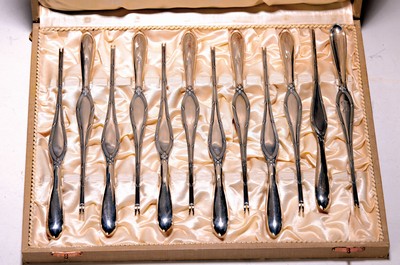 Image 26779532 - 12 lobster forks, silver, around 1900/10, monogrammed B, orig. Cassette, L. approx. 19.5cm