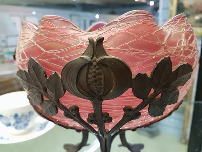 26779572c - Offering bowl, Austria, around 1900, pink glass body with applied net, metal fittings in a stylized chestnut shape, height approx. 20cm, diameter approx. 22cm