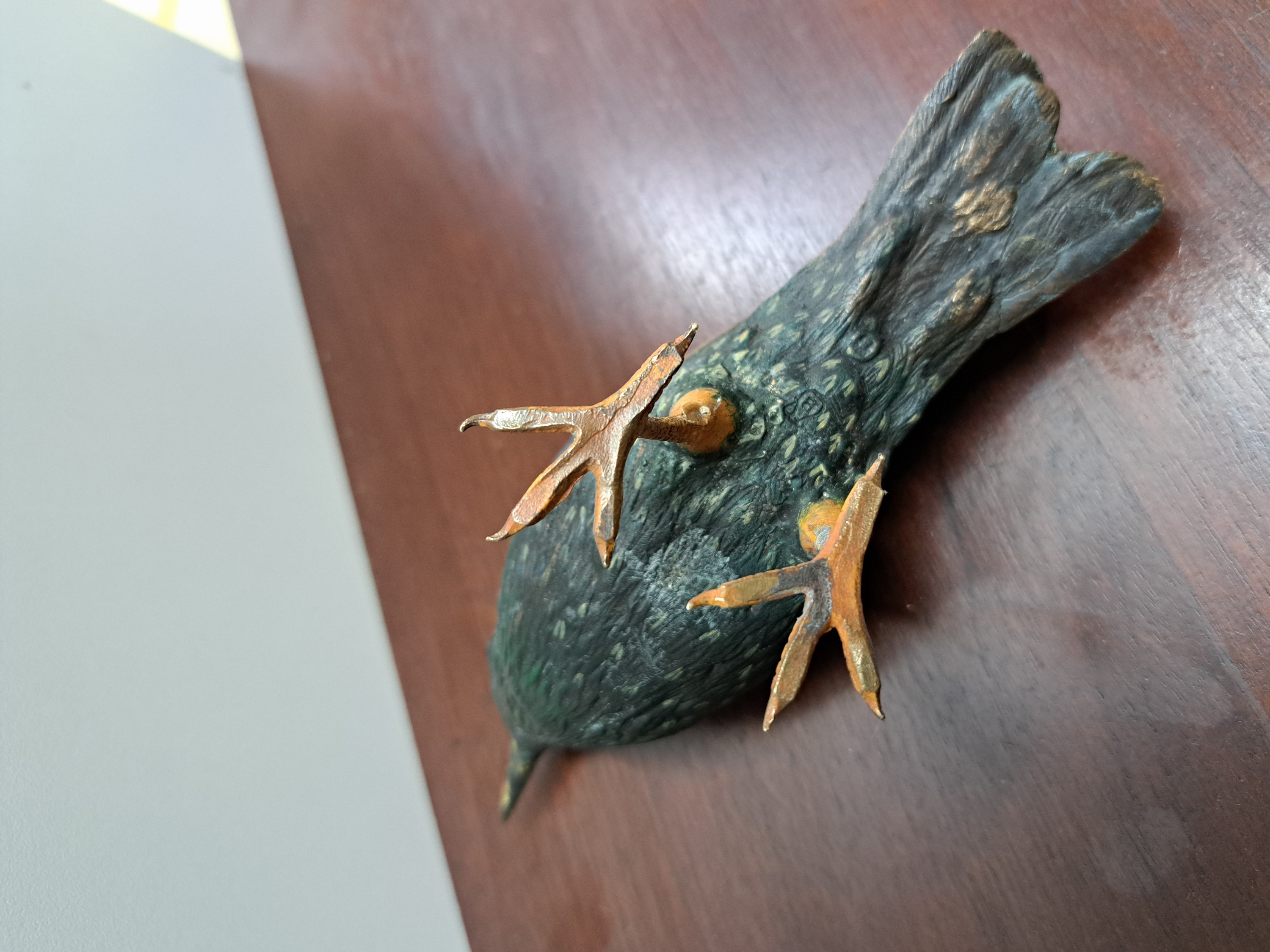 Detail d: Große Wiener Bronze eines Vogels, sign. Bergmann, bunt staffiert, ca. 11.5x16 cm