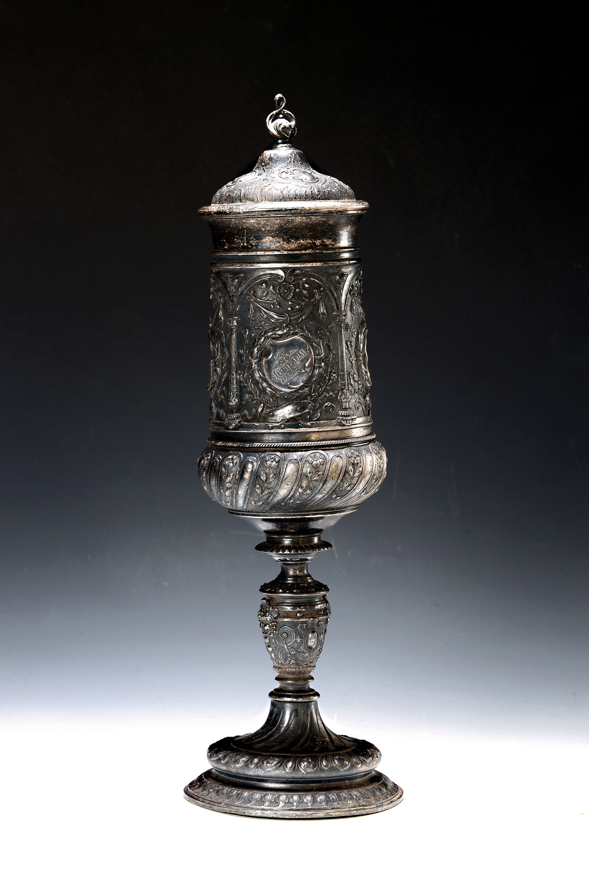 Deckelpokal, deutsch, WMF, um 1890, Legierung I/O, reich reliefiert mit Akanthus, Palmetten und Ranken, Inschrift: Viribus Unitis, die Lehrer der ...