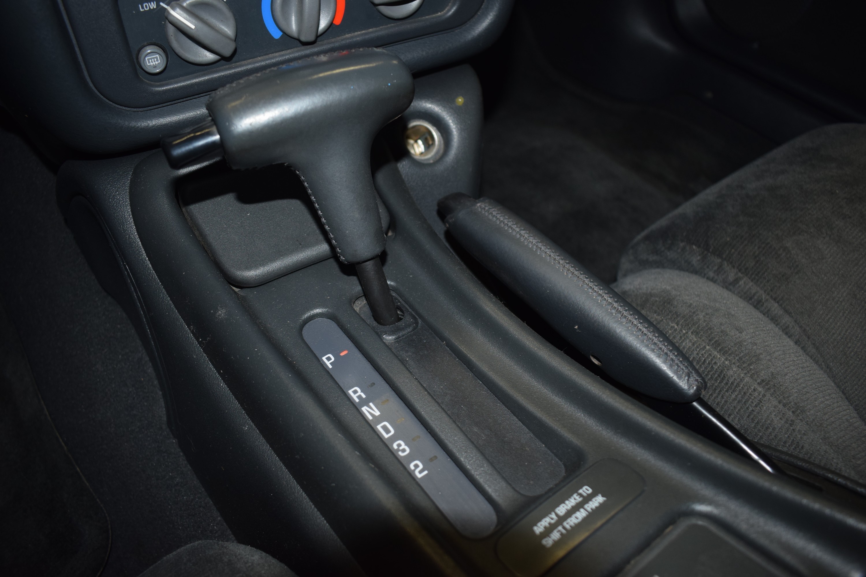 Detail j: Pontiac Firebird Trans AM, EZ 05/1995, Laufleistung abgelesen 99.200 meilen, 4.Hand in Deutschland, HU abgelaufen, 201 kW/273 PS, 8-Zylinder, ...