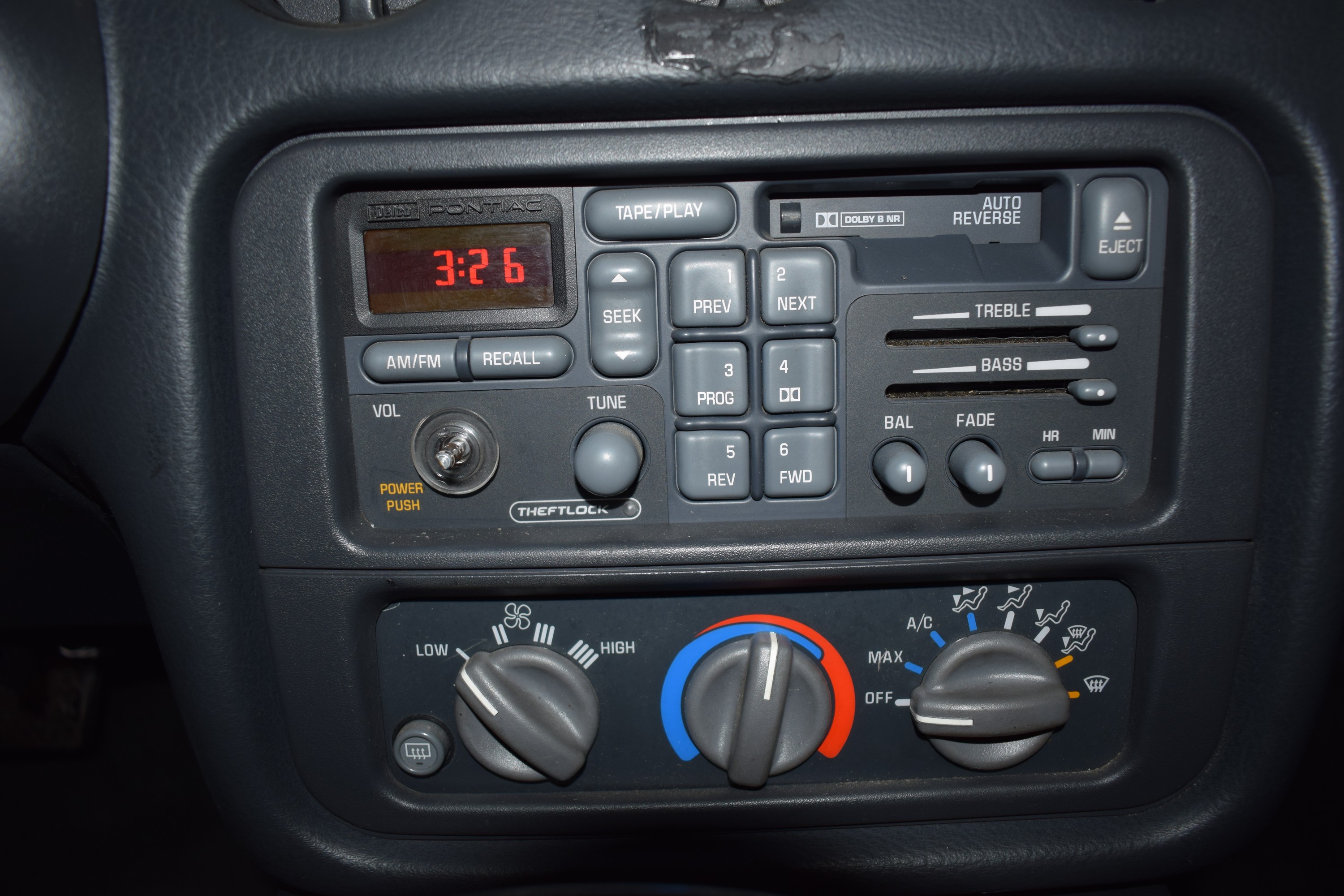 Detail k: Pontiac Firebird Trans AM, EZ 05/1995, Laufleistung abgelesen 99.200 meilen, 4.Hand in Deutschland, HU abgelaufen, 201 kW/273 PS, 8-Zylinder, ...