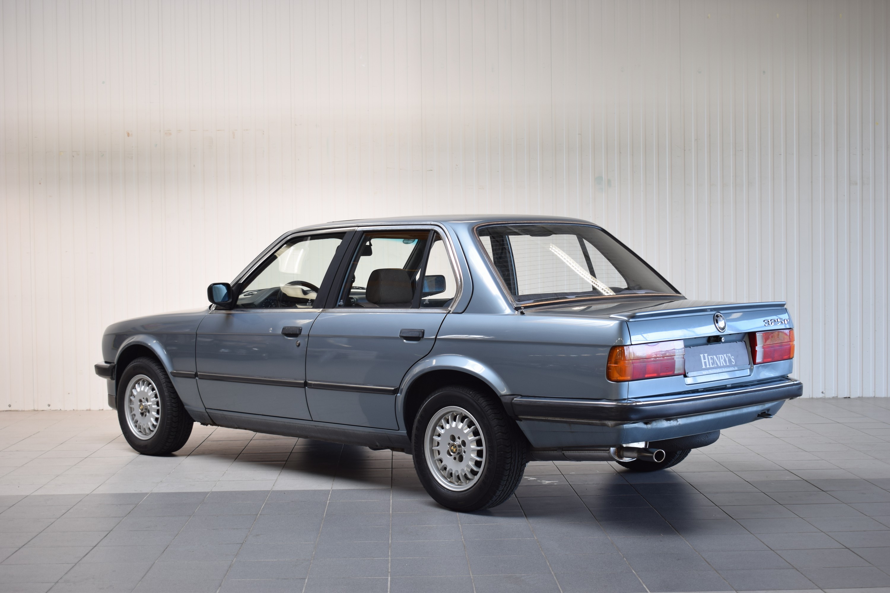 Detail c: BMW 325E, EZ 09/1987, Laufleistung abgelesen 236.900 km, HU 06/2025, 90kW/122 PS,6-Zylinder, Schaltgetriebe, blau, Schiebedach uvm.