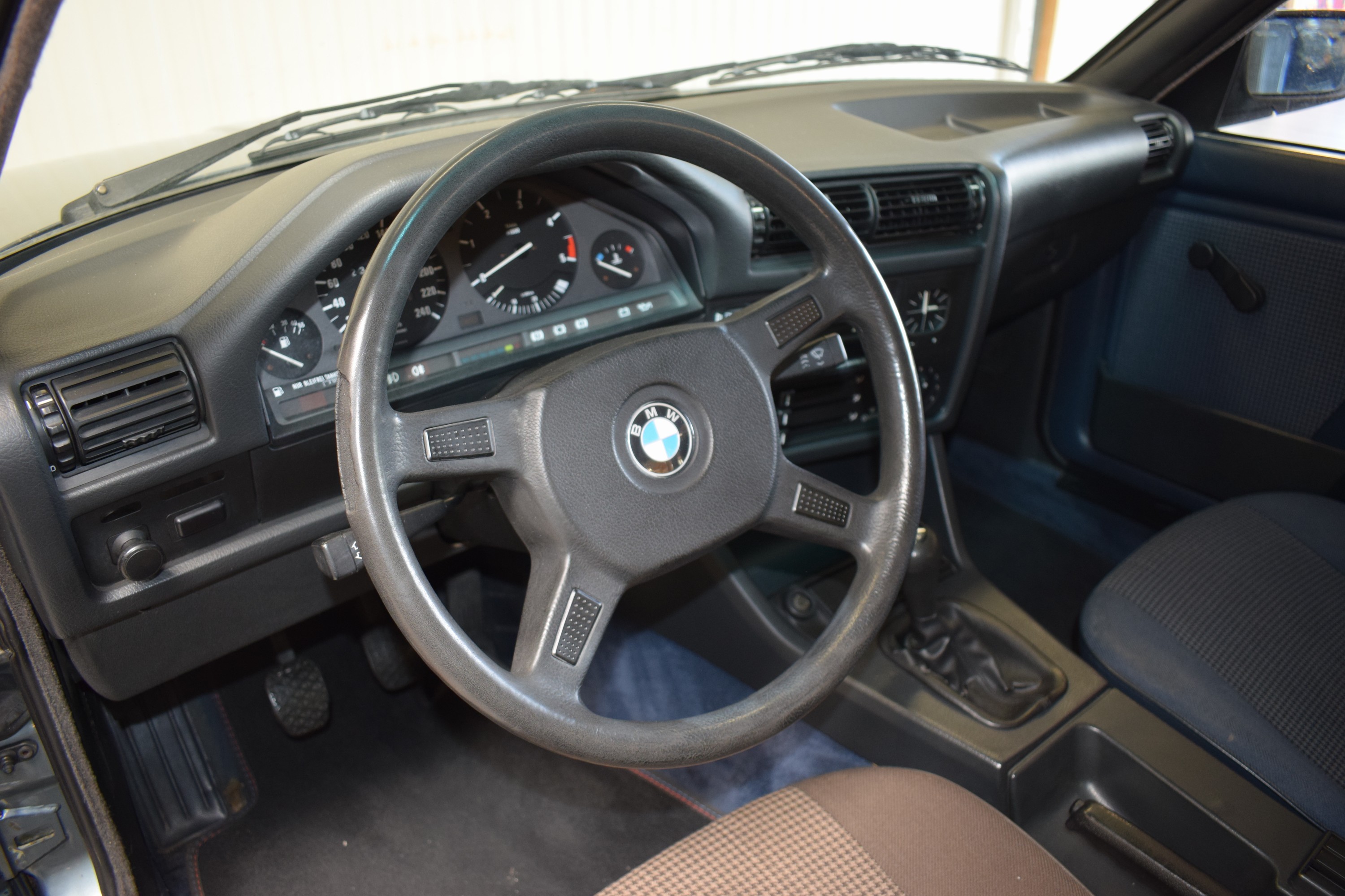 Detail i: BMW 325E, EZ 09/1987, Laufleistung abgelesen 236.900 km, HU 06/2025, 90kW/122 PS,6-Zylinder, Schaltgetriebe, blau, Schiebedach uvm.