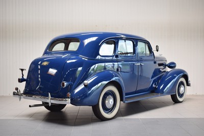 26779699e - Chevrolet Master Deluxe, first registered 01/1937, chassis number: 21GB0212426, mileage approximately 80.500 km read, MOT until 10/2023, 63 kW/85 PS, manual transmission, exterior color blue, interior fabric-red. The vehicle has undergone a complete rebuild, including sandblasting the frame, reupholstering seats, and entirely rebuilding the interior