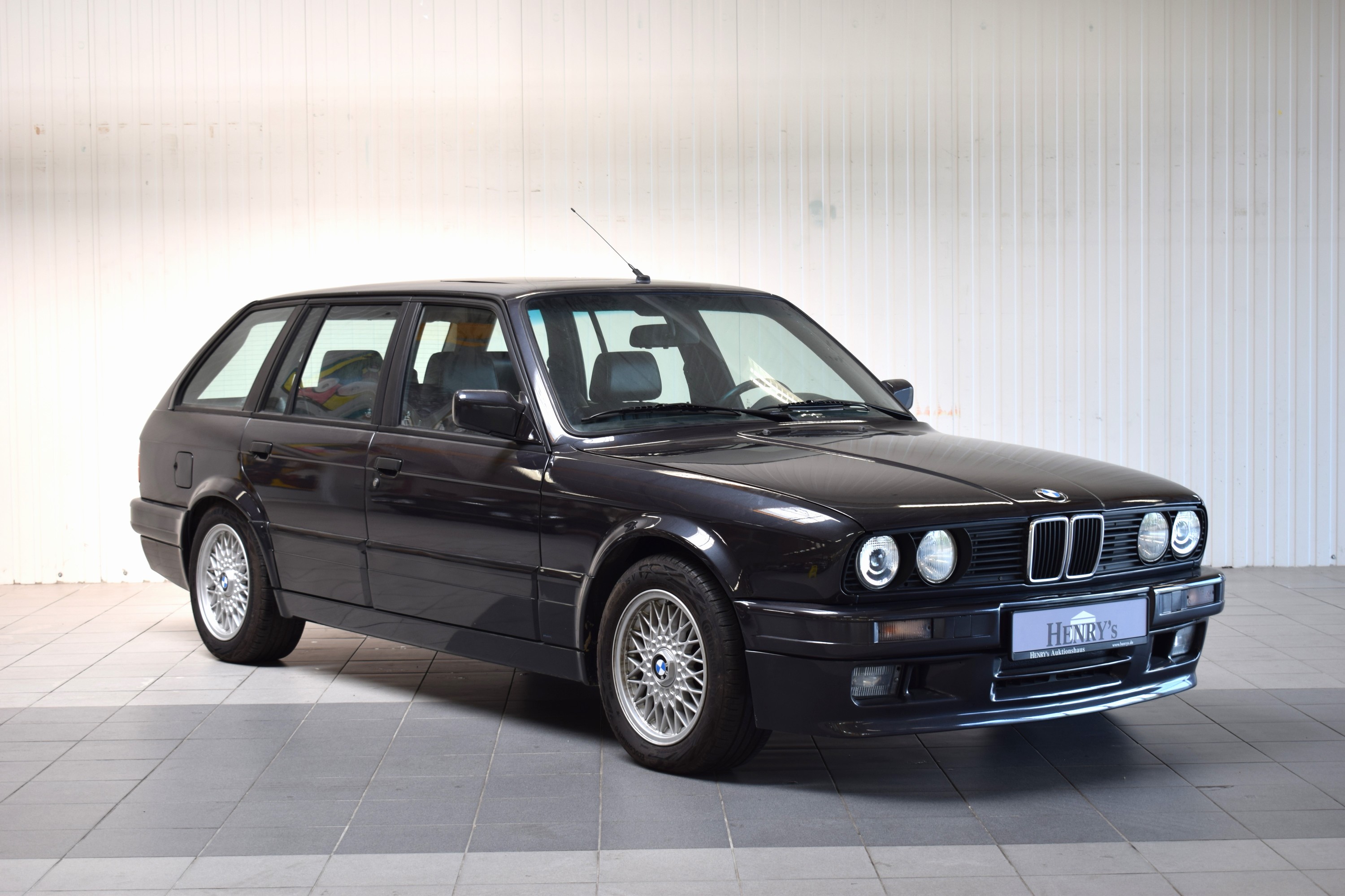 BMW 325i, EZ 08/1990, Laufleistung abgelesenca. 322.000km, HU abgelaufen, 125kW/170 PS, 6 -Zylinder, schwarz, Leder schwarz, elektr. Fensterheber, ...