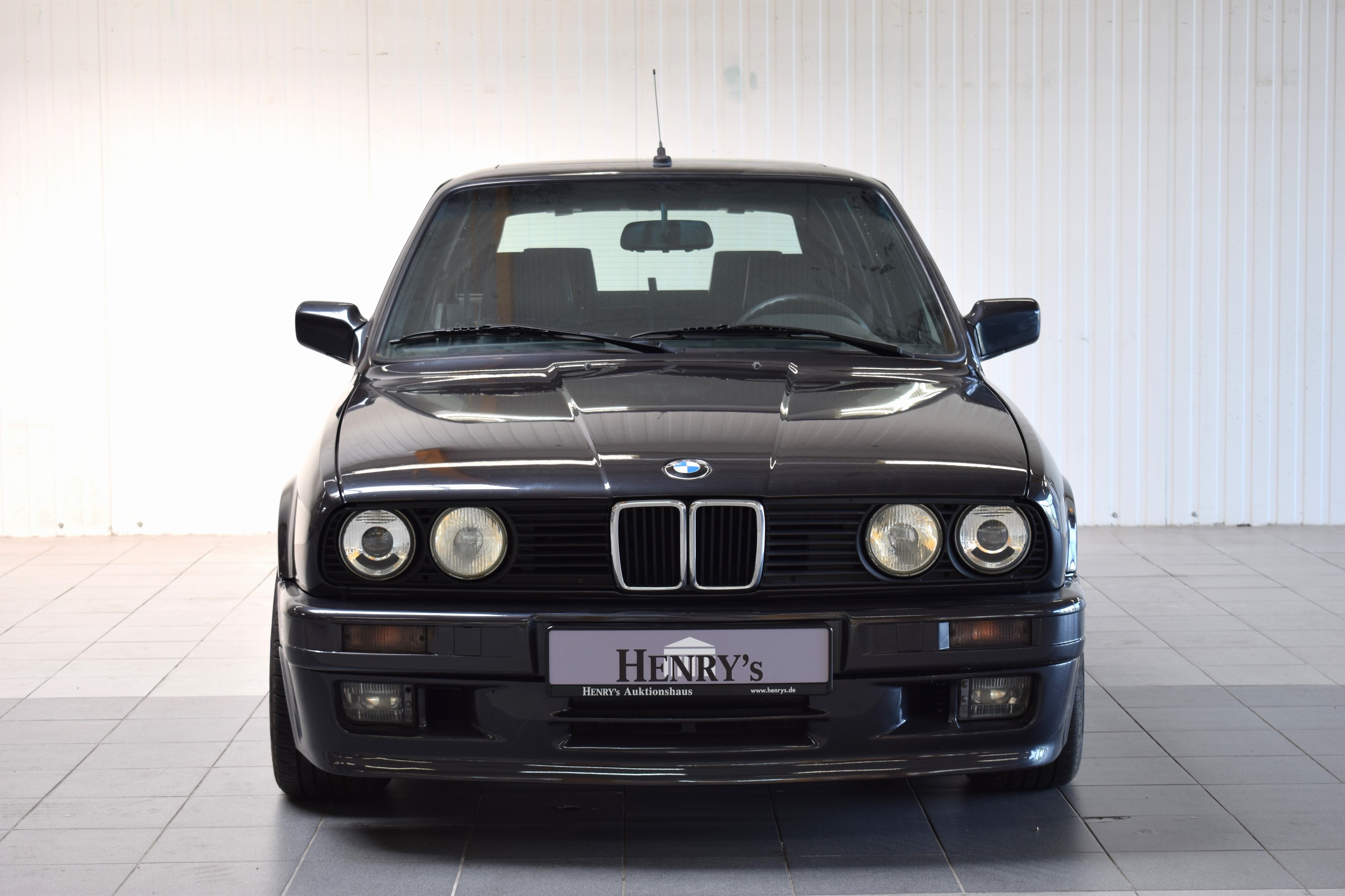 Detail a: BMW 325i, EZ 08/1990, Laufleistung abgelesenca. 322.000km, HU abgelaufen, 125kW/170 PS, 6 -Zylinder, schwarz, Leder schwarz, elektr. Fensterheber, ...