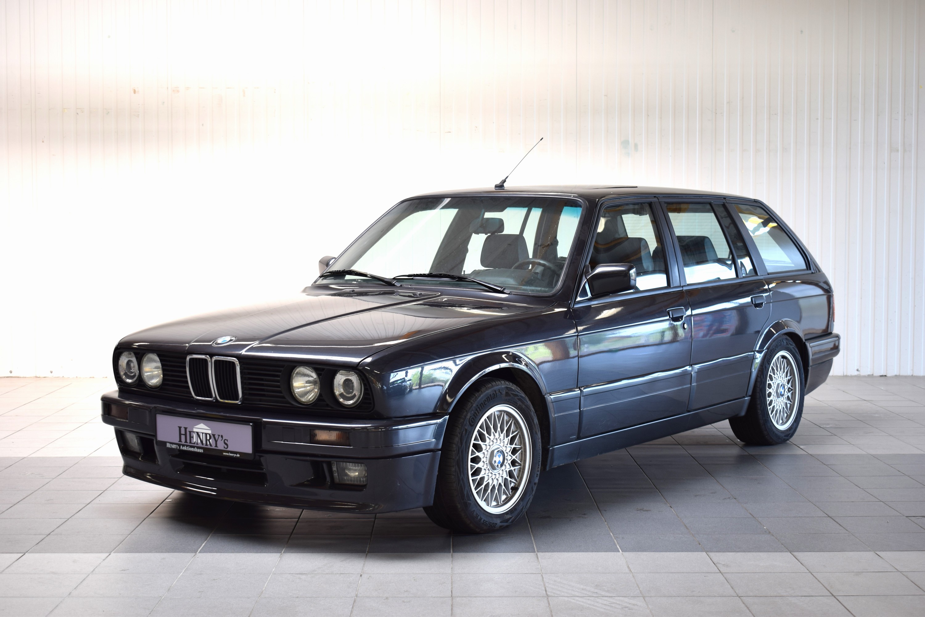 Detail b: BMW 325i, EZ 08/1990, Laufleistung abgelesenca. 322.000km, HU abgelaufen, 125kW/170 PS, 6 -Zylinder, schwarz, Leder schwarz, elektr. Fensterheber, ...